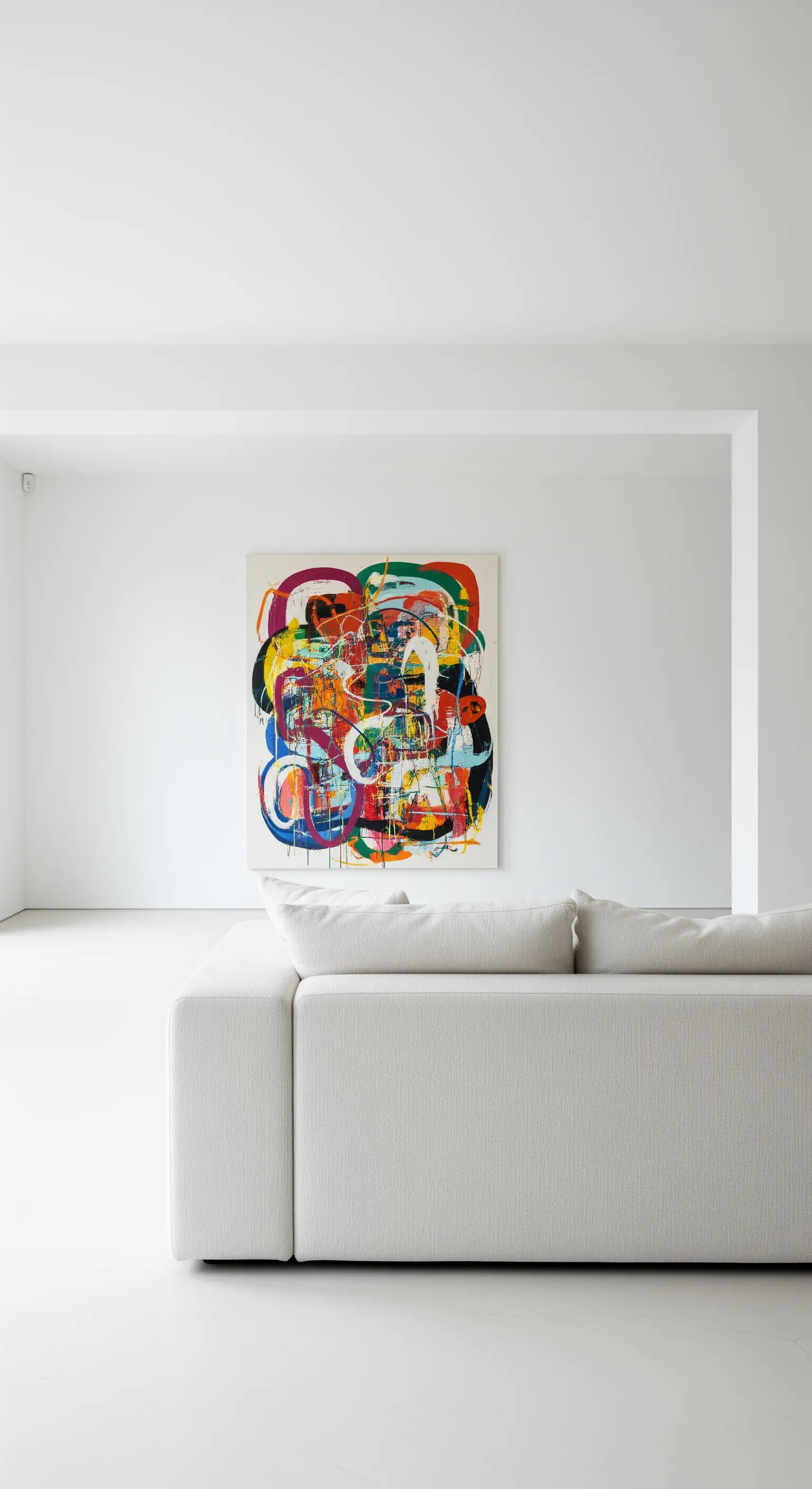 Minimalistisches, weißes Wohnzimmer, in dem ein großes, farbenfrohes abstraktes Gemälde der einzige Akzent ist.