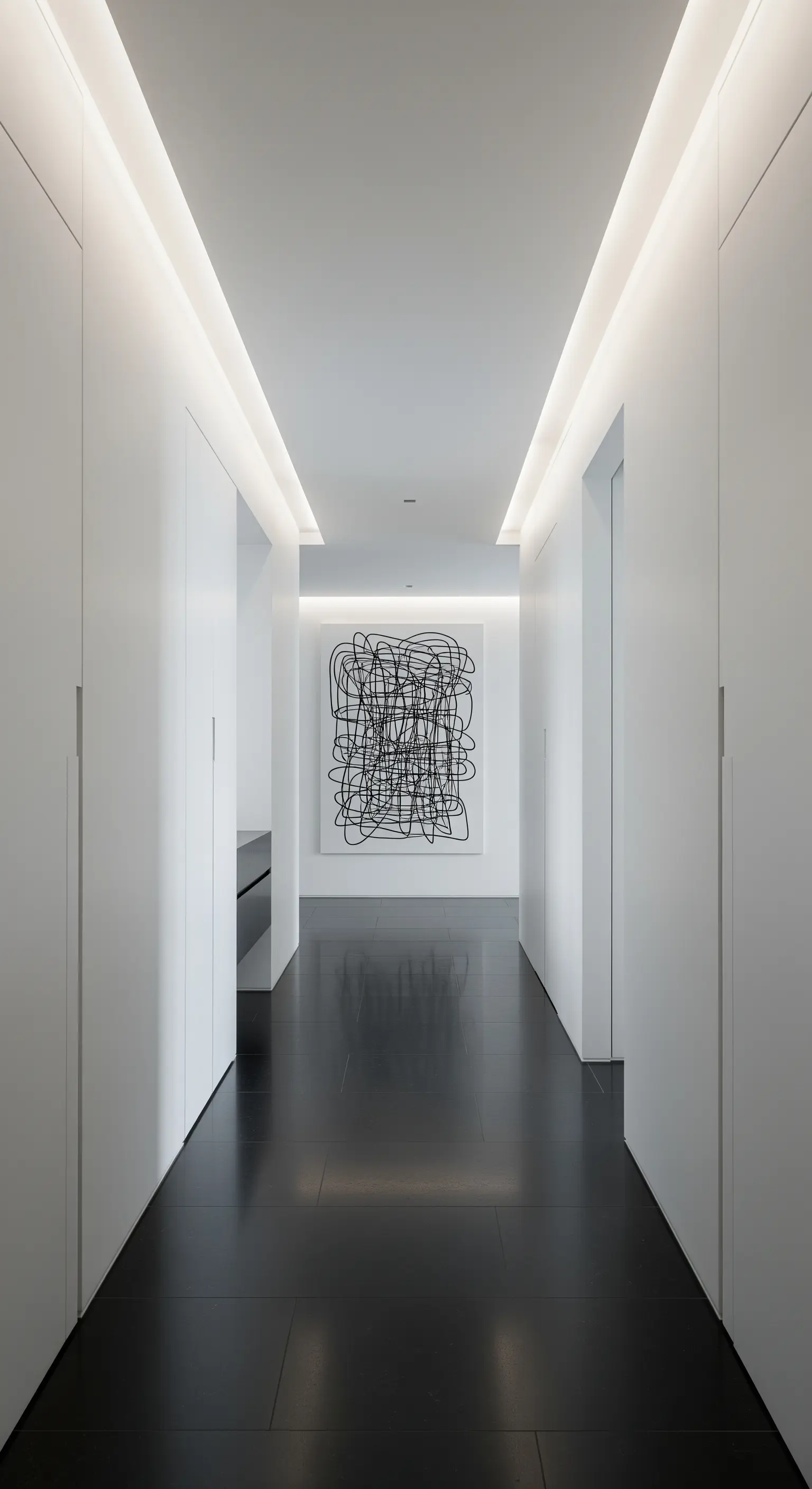 Minimalistischer weißer Flur mit schwarzem Boden und einem großen abstrakten Kunstwerk.