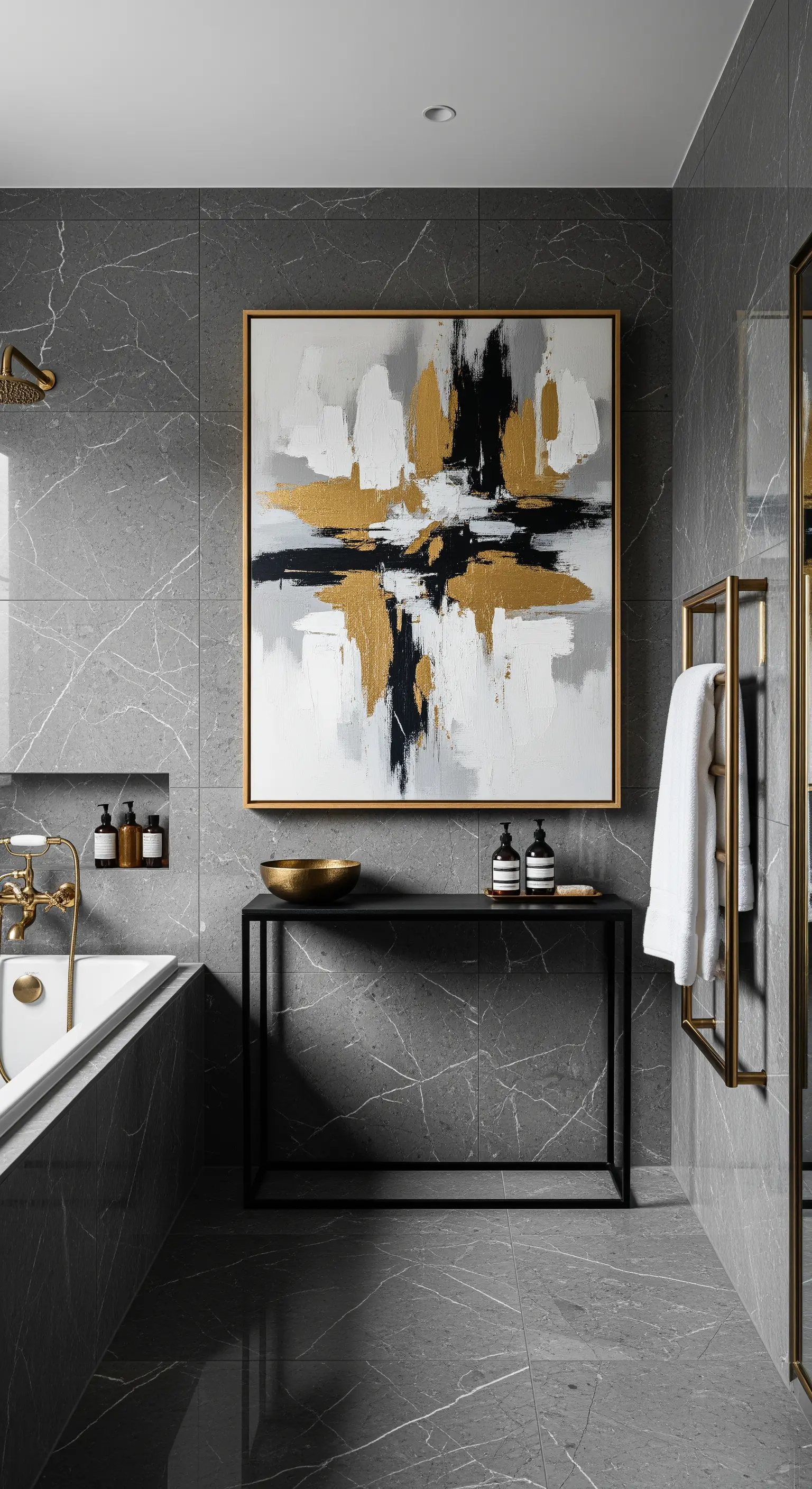 Graues Marmorbad mit einem großen, abstrakten gold-schwarzen Gemälde an der Wand.