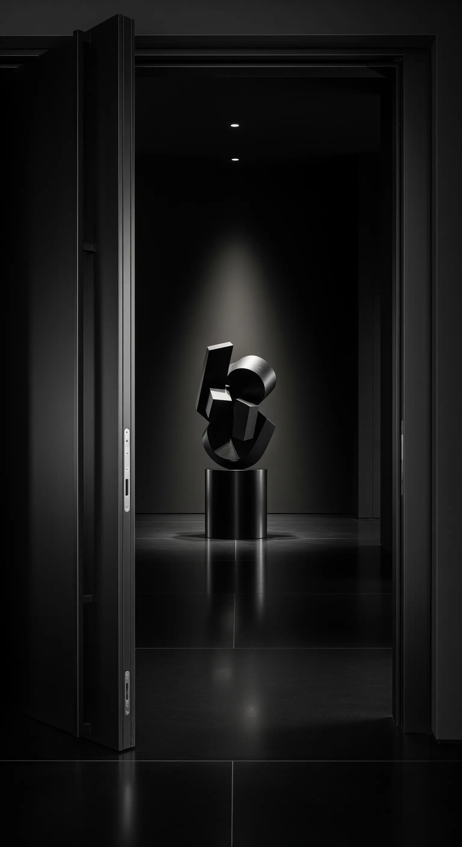 Dunkler Korridor mit abstraktem schwarzen Kunstobjekt auf Sockel