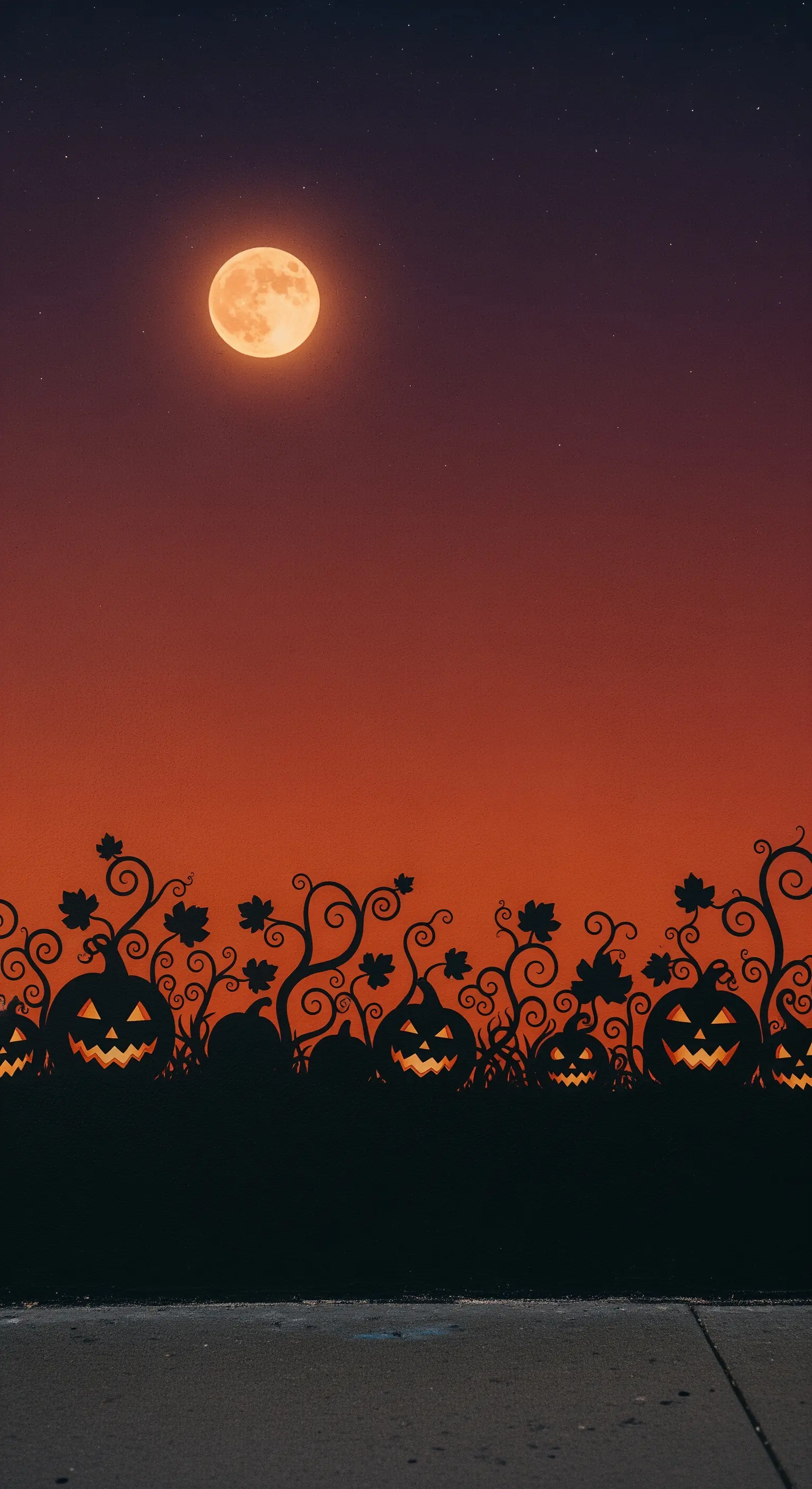 Eine schwarze Silhouette eines Kürbisfeldes vor einem orangefarbenen Nachthimmel mit Mond.