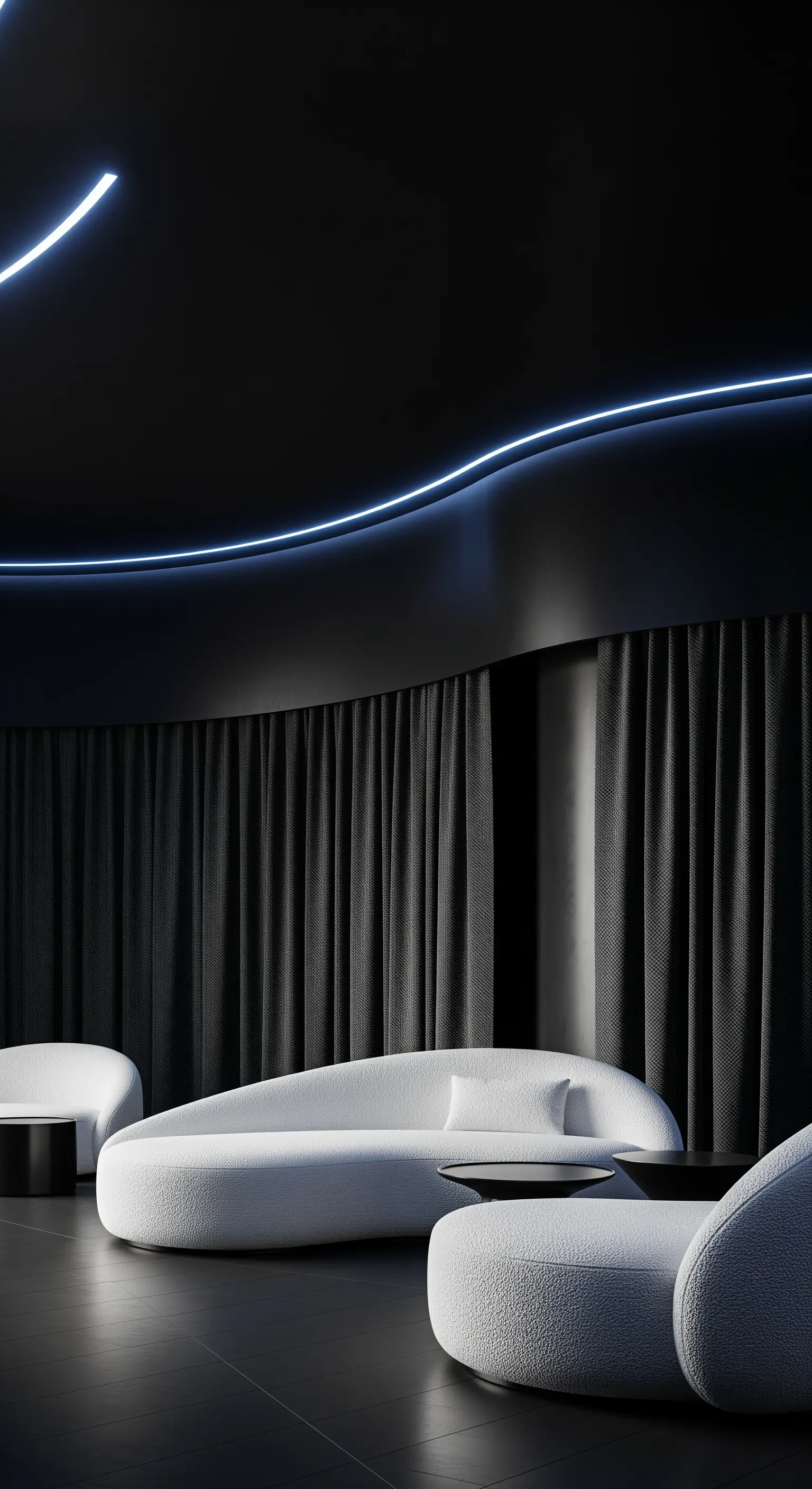 Runder, weißer Bouclé-Sofa in dunklem Raum mit Neonlicht und schwarzen Vorhängen
