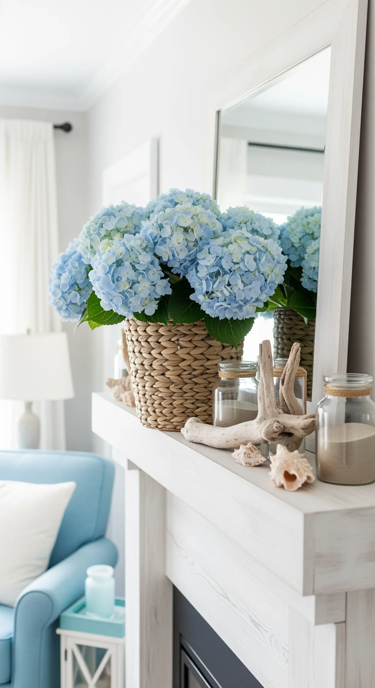 Kamin im Küstenstil mit blauen Hortensien, Treibholz und Sandgläsern.