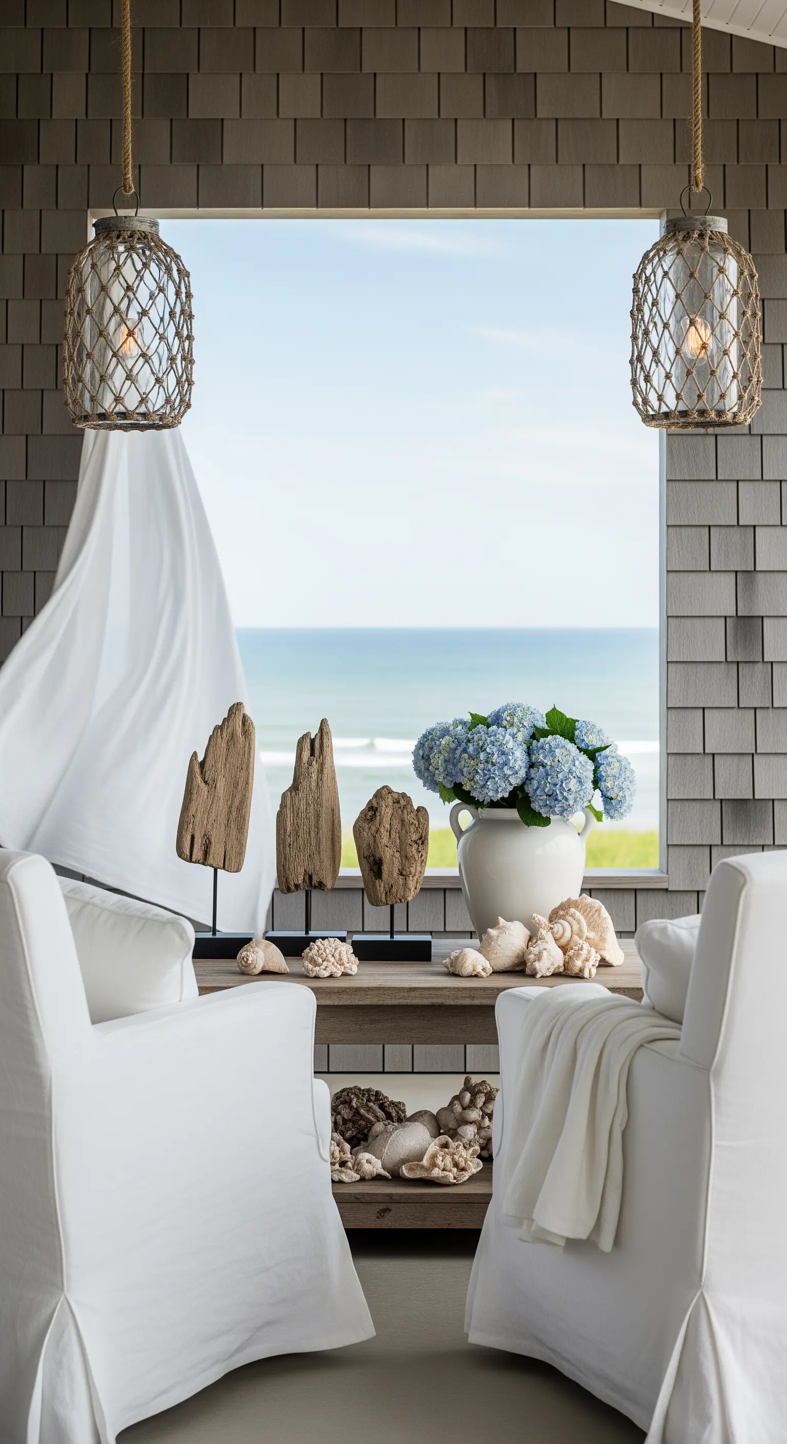 Küstenstil Veranda mit weißen Stühlen, Treibholz, Muscheln, Seil-Hängelampen
