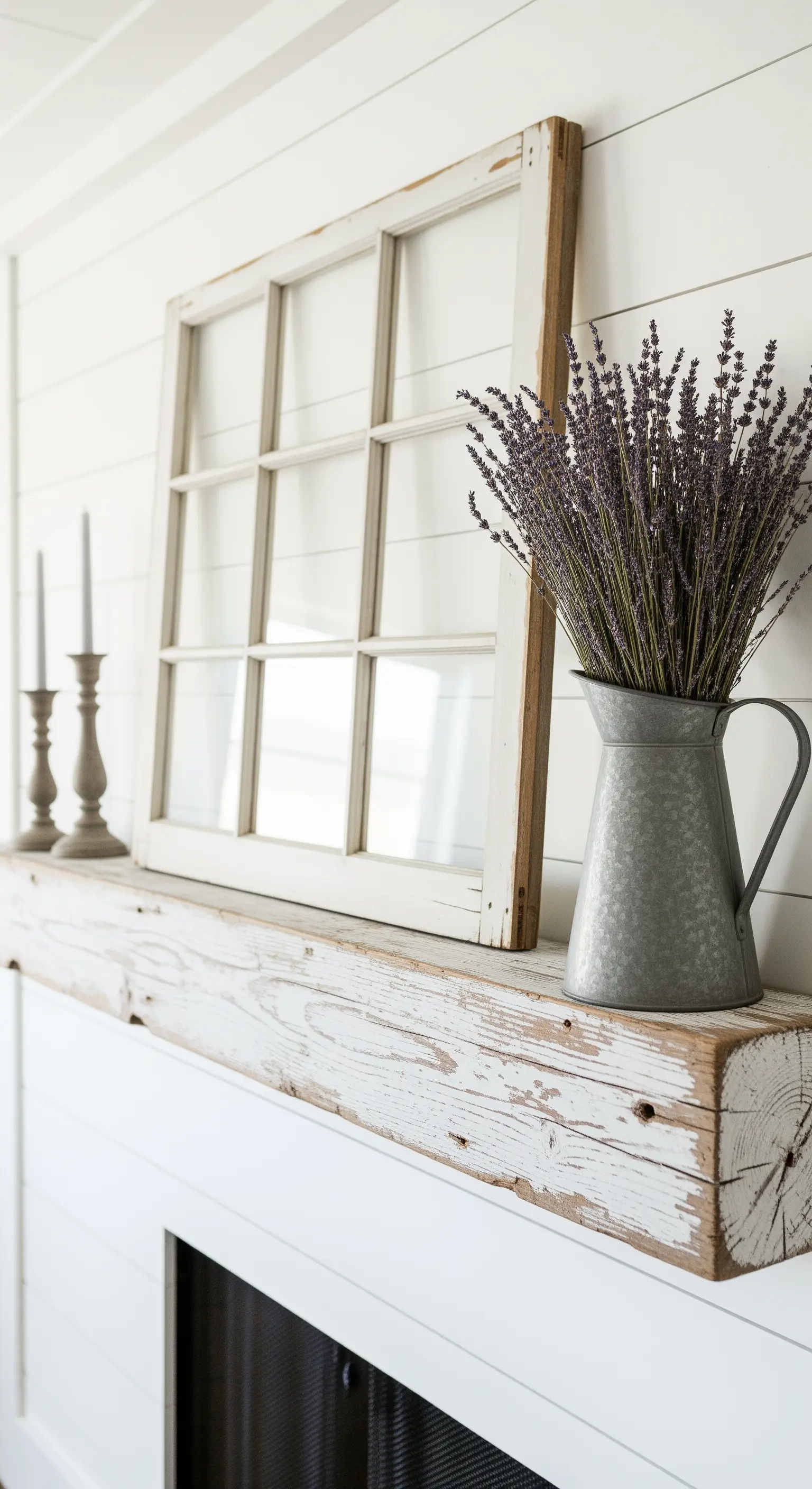 Rustikale Kaminumrandung mit altem Fensterrahmen und Lavendel in Zinkkanne.