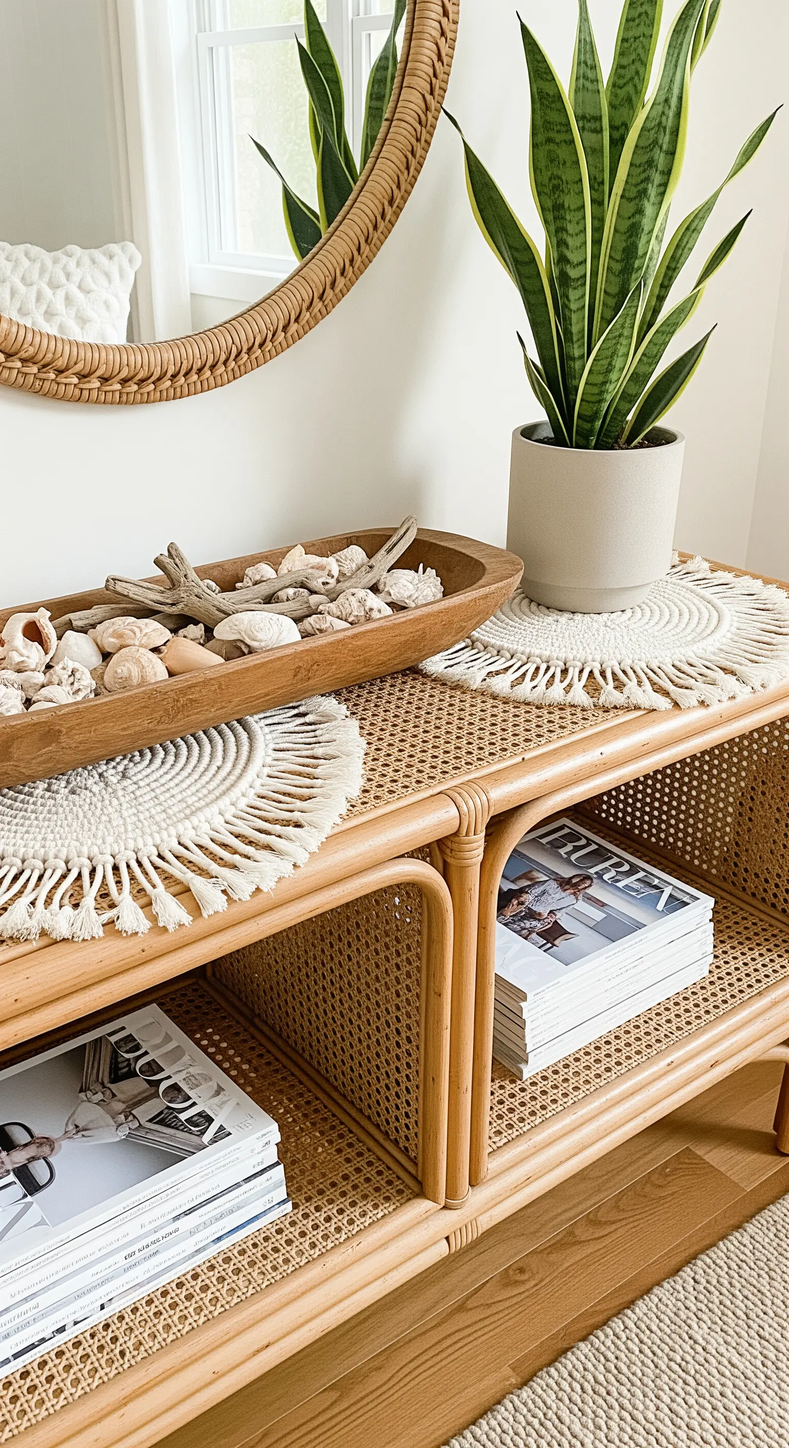 Rattan-Sideboard mit Holzschale voller Muscheln und Makramee-Untersetzern.