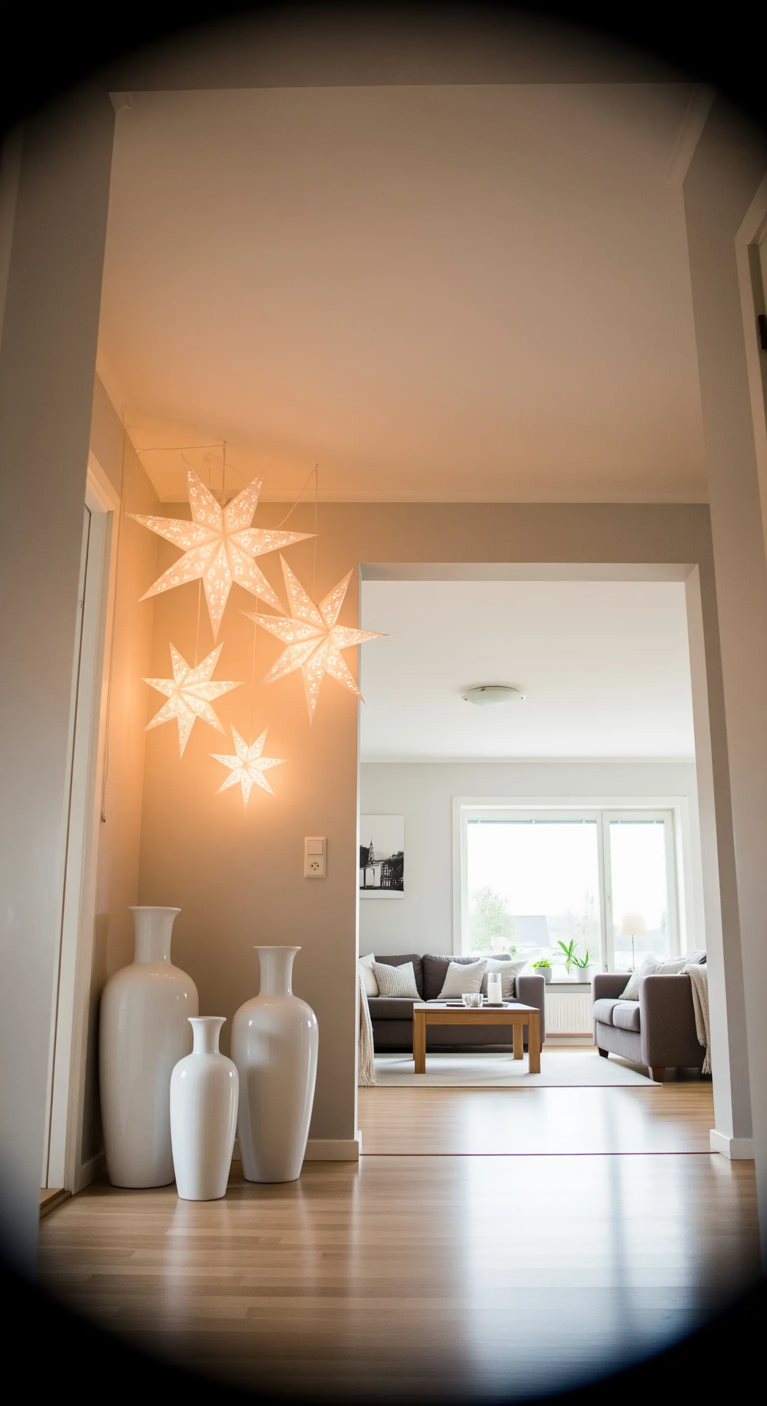 Flur mit hängenden Sternenlaternen und hohen weißen Bodenvase.