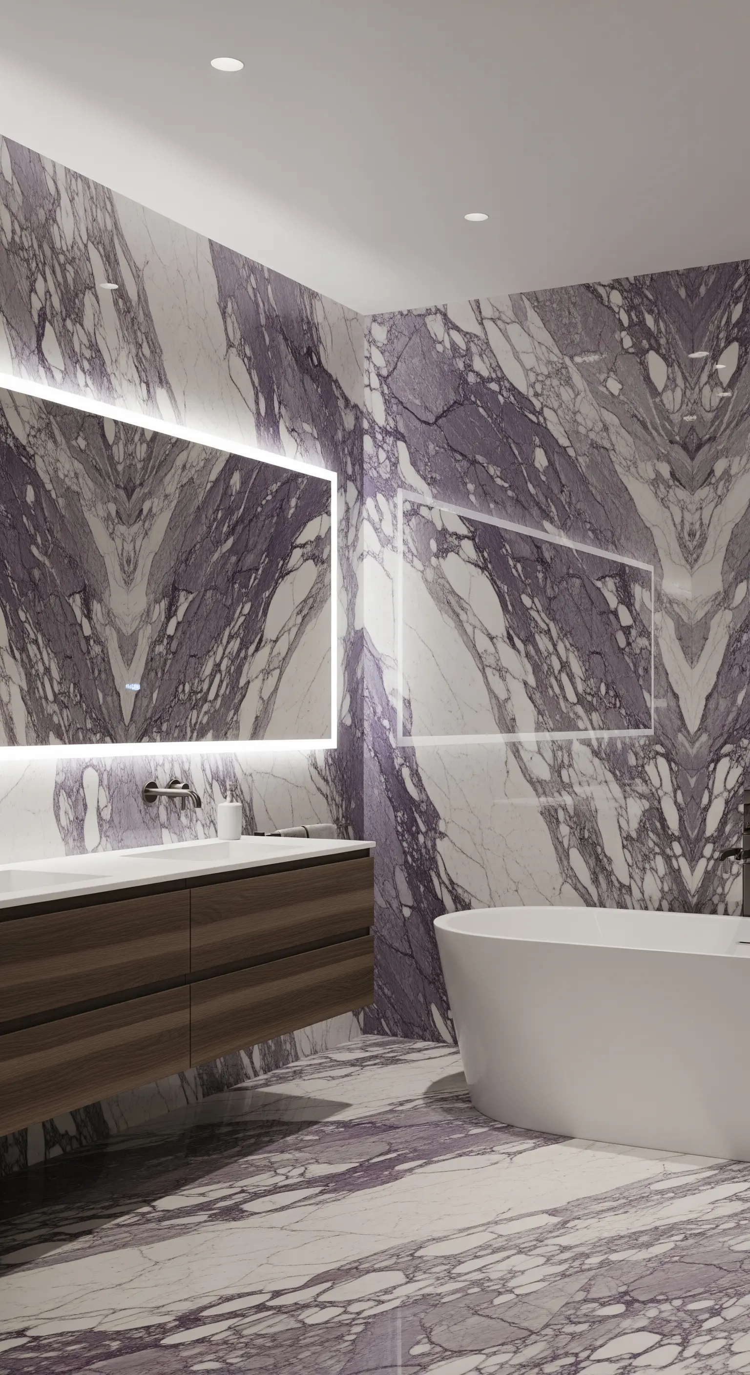 Breiter LED-Spiegel an einer Wand aus dramatischem, lila gemasertem Marmor.