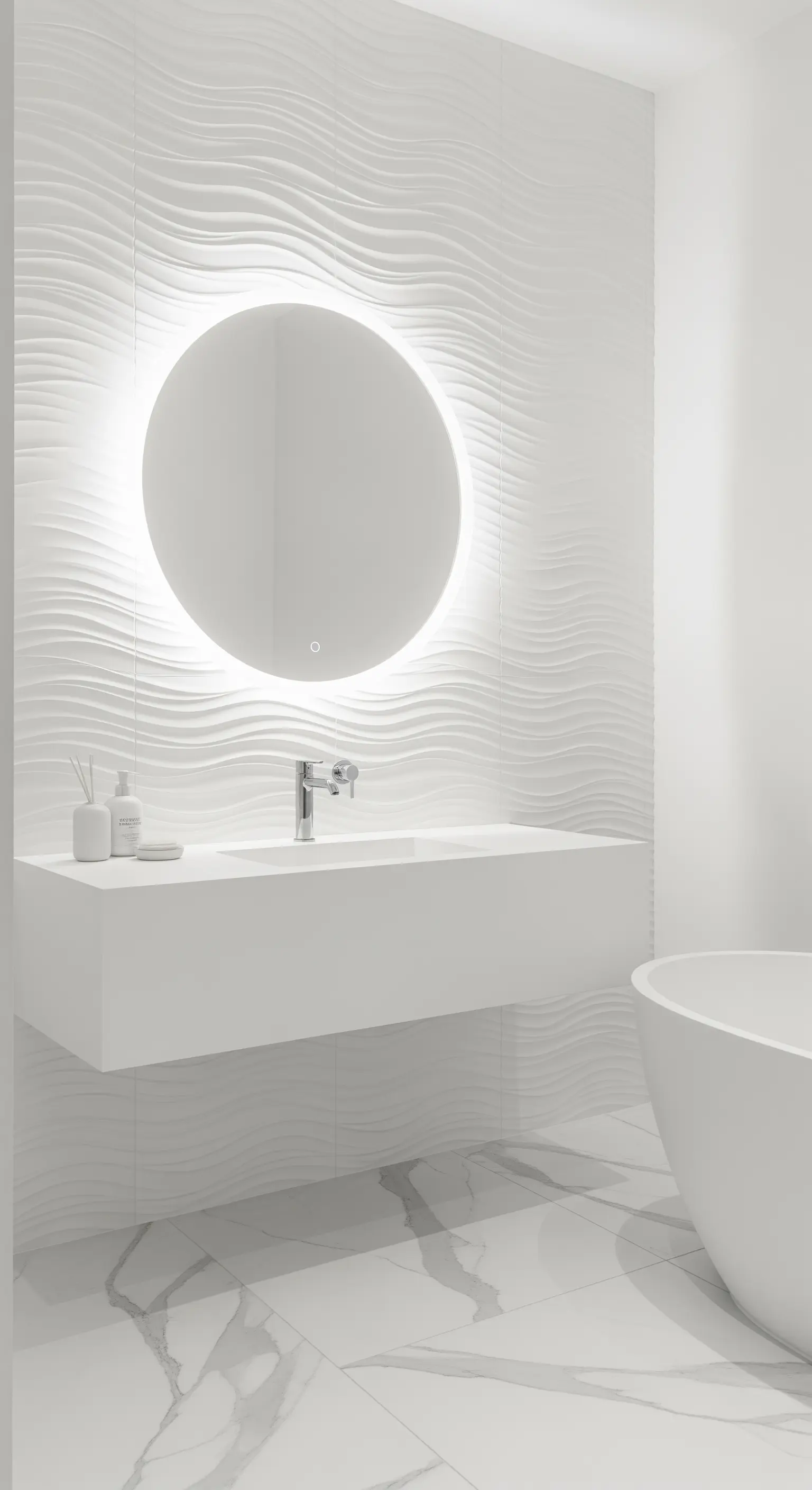 Runder LED-Spiegel an einer weißen Wand mit dreidimensionalen Wellenfliesen.