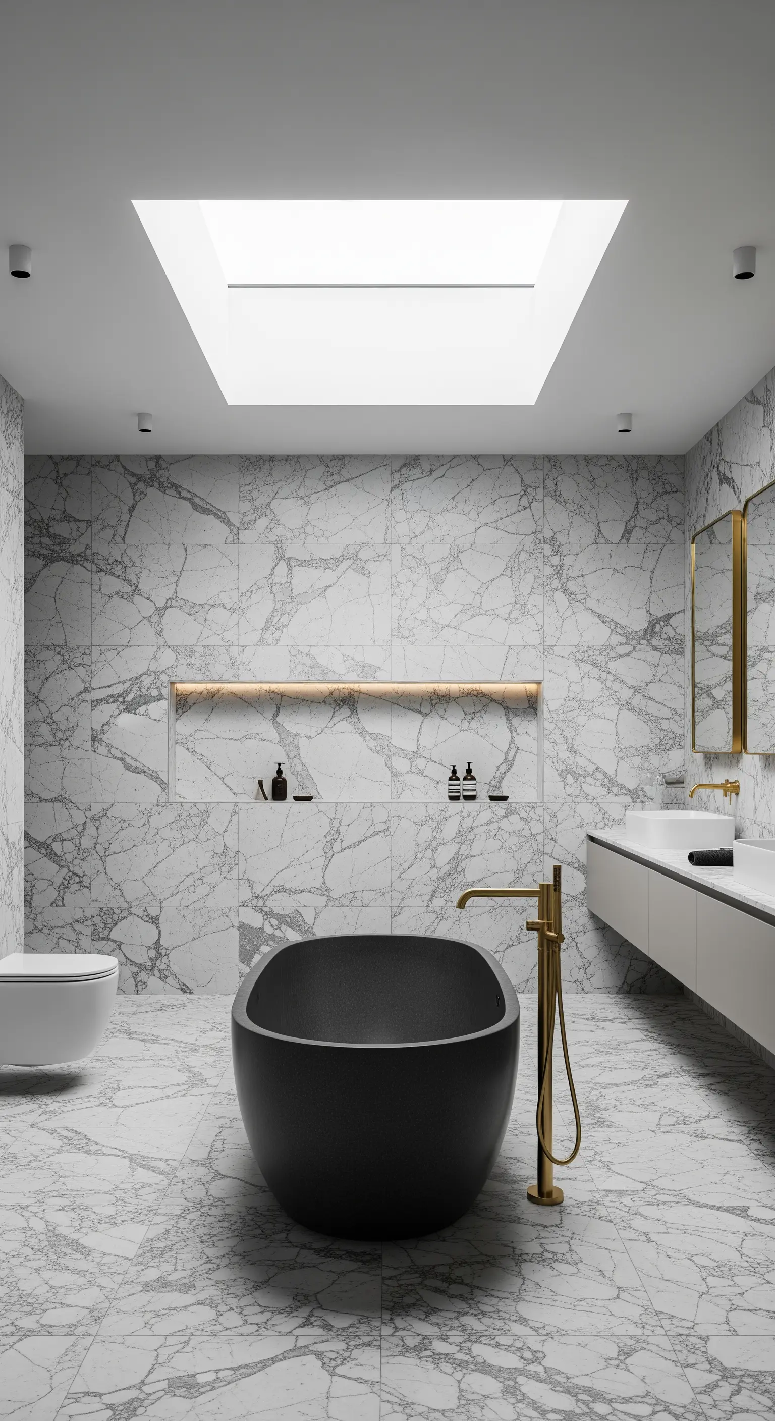 Helles Marmorbad mit einem Dachfenster über einer schwarzen freistehenden Badewanne.