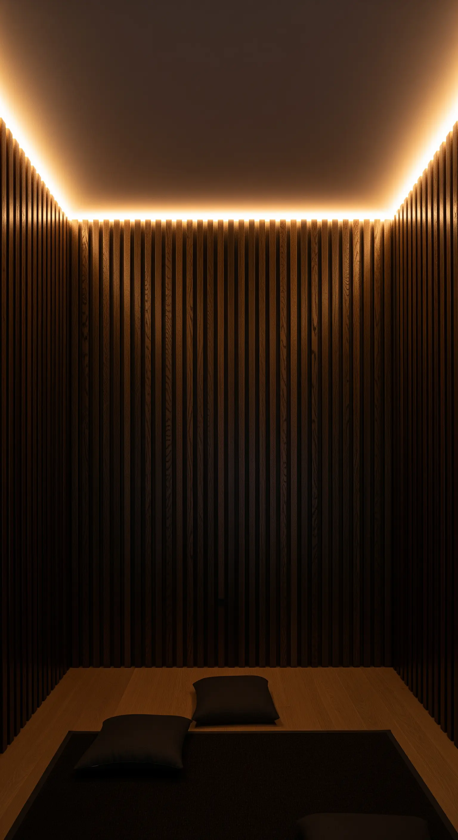 Meditationsraum mit dunklen Lamellenwänden und indirekter Deckenbeleuchtung.