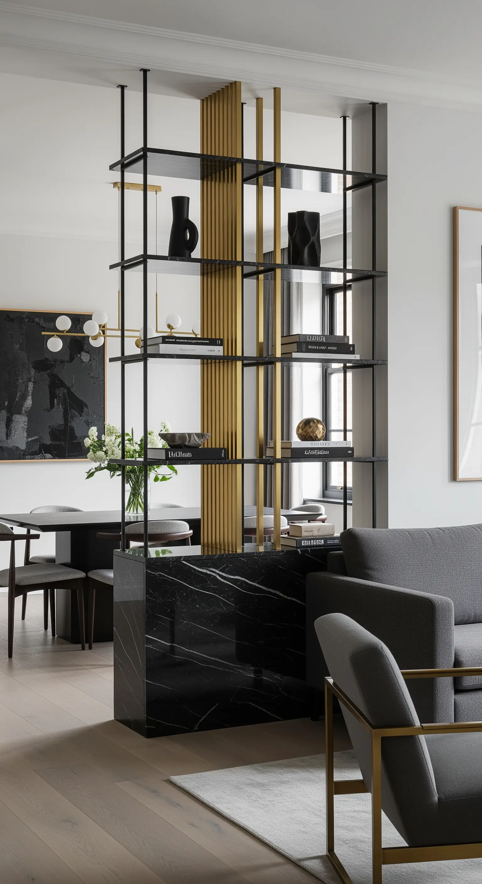 Offener Raumteiler aus Metall, Glas und Marmor trennt Wohnbereiche.