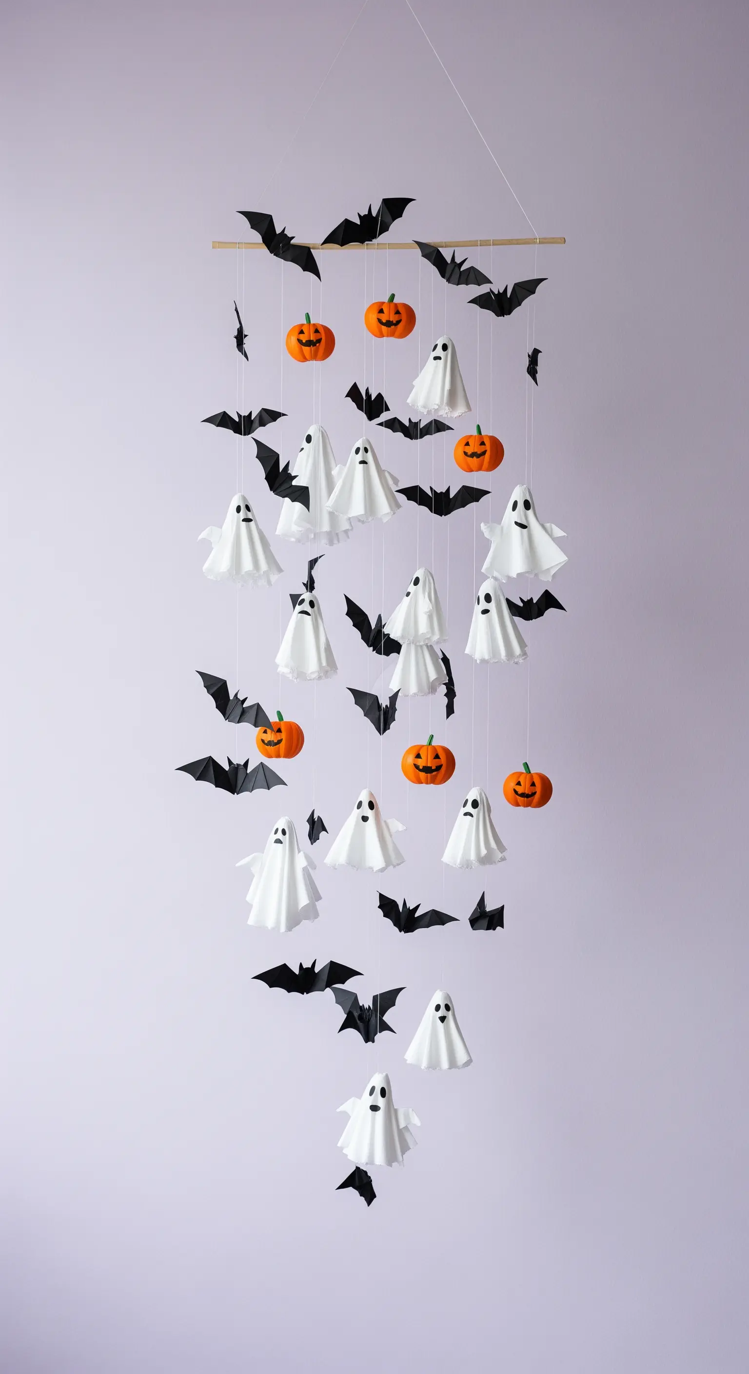 Selbstgemachtes Halloween-Mobile mit kleinen Geistern, Fledermäusen und Kürbissen.