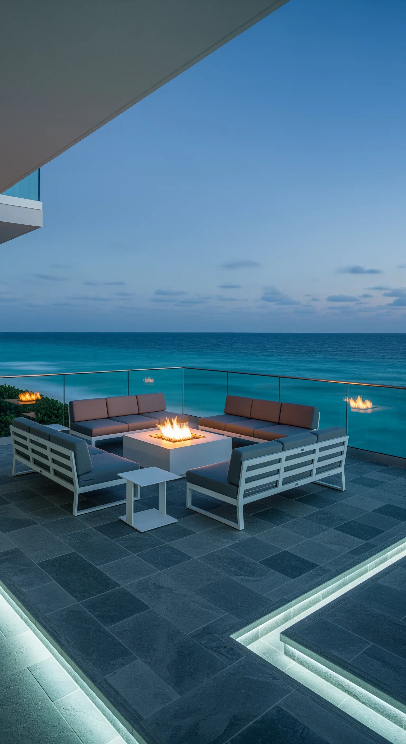 Luxuriöser Balkon mit Meerblick, Lounge-Möbeln und integrierter Feuerstelle