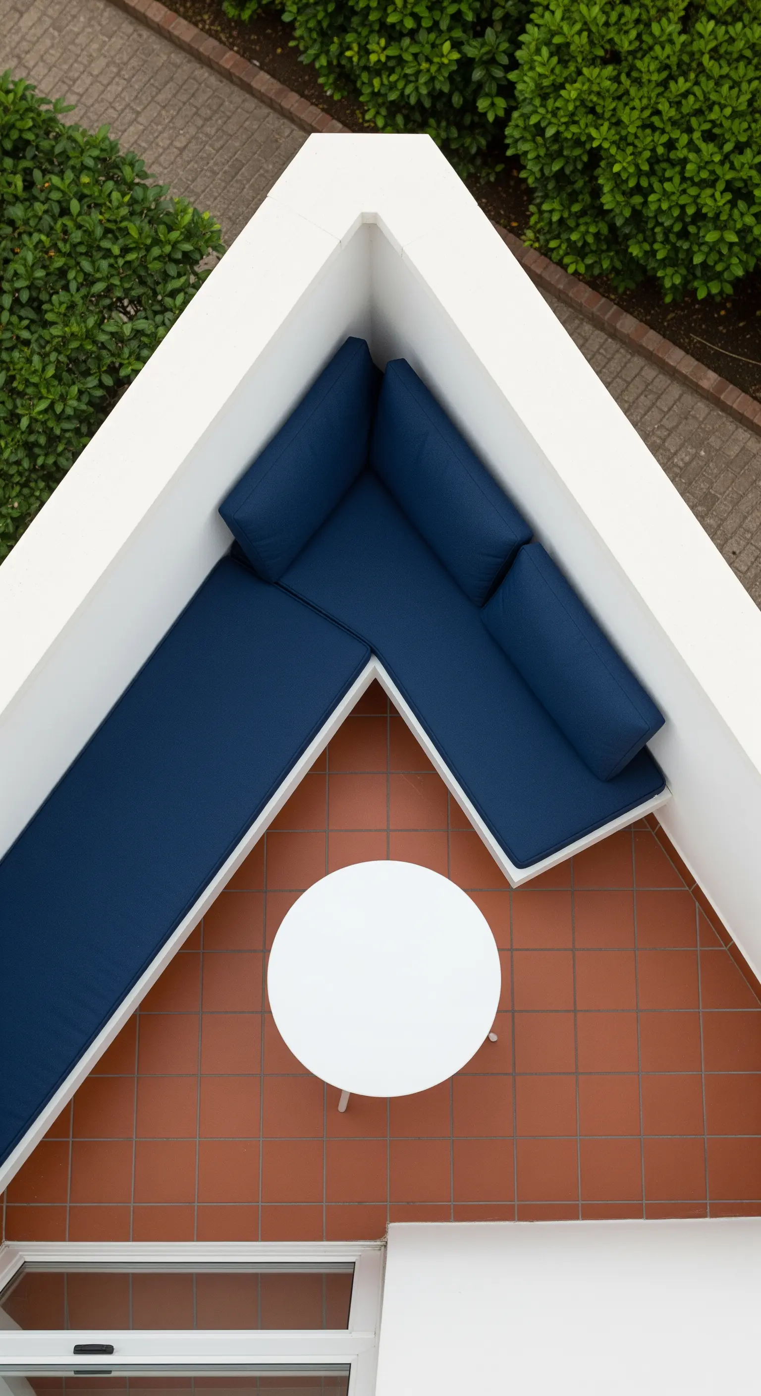 Dreieckiger Balkon mit maßgefertigter blauer Eckbank von oben