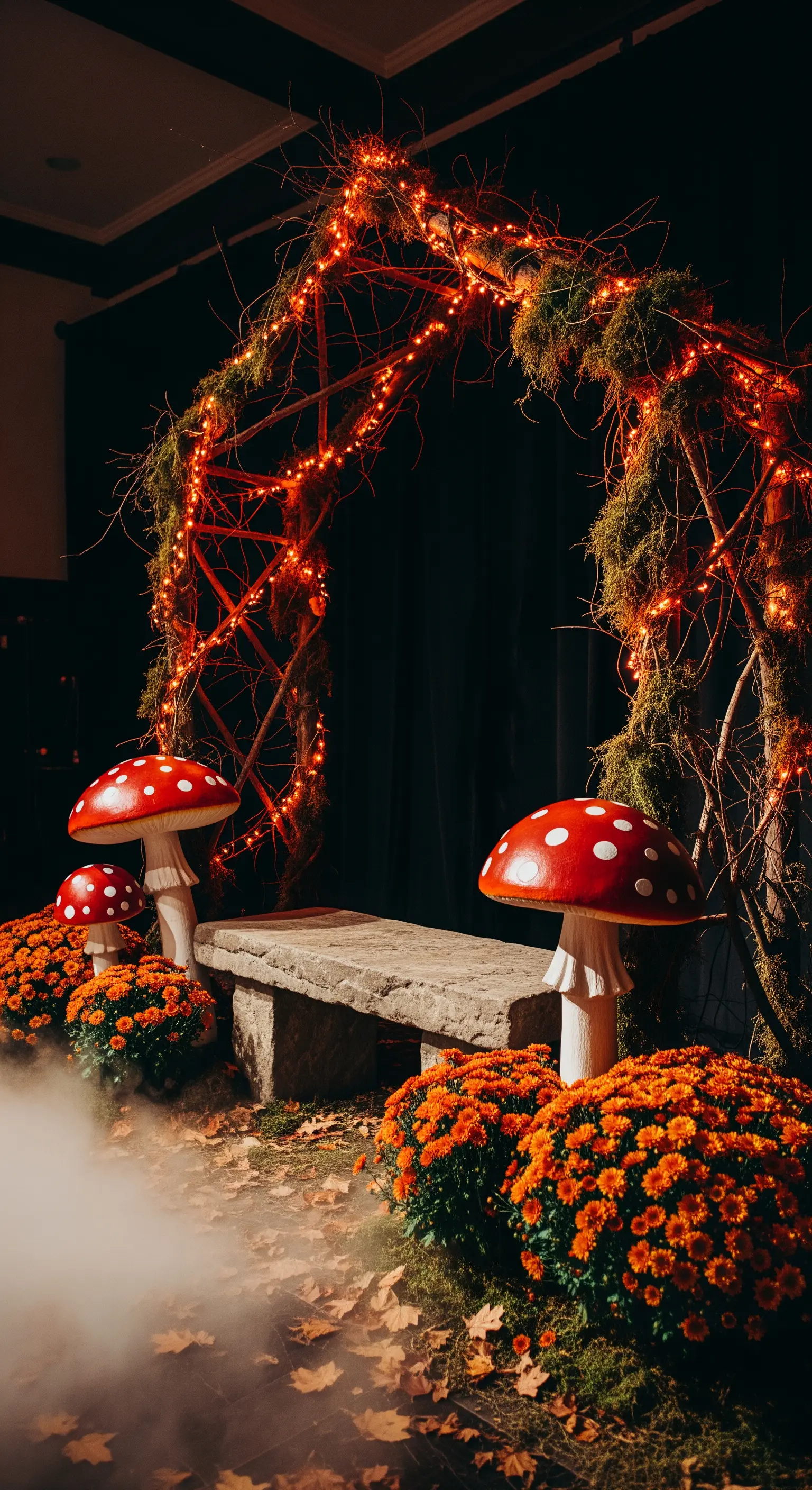 Märchenhafter Bogen mit Lichterketten, Pilzen und Chrysanthemen