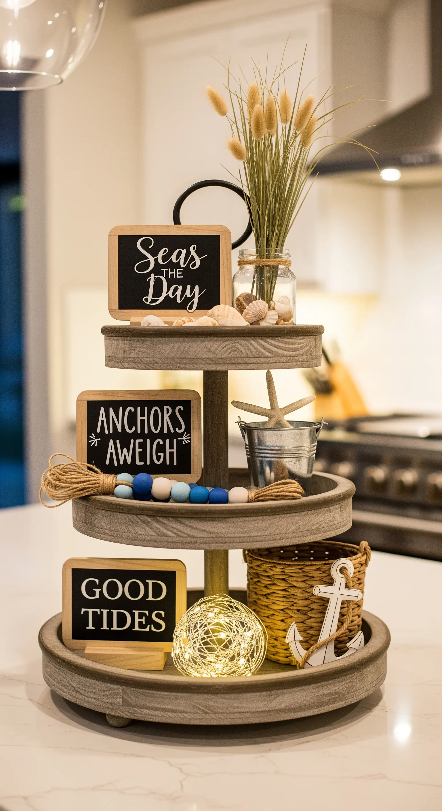 Mehrstöckige Etagere mit maritimer Deko und Kreidetafel-Sprüchen