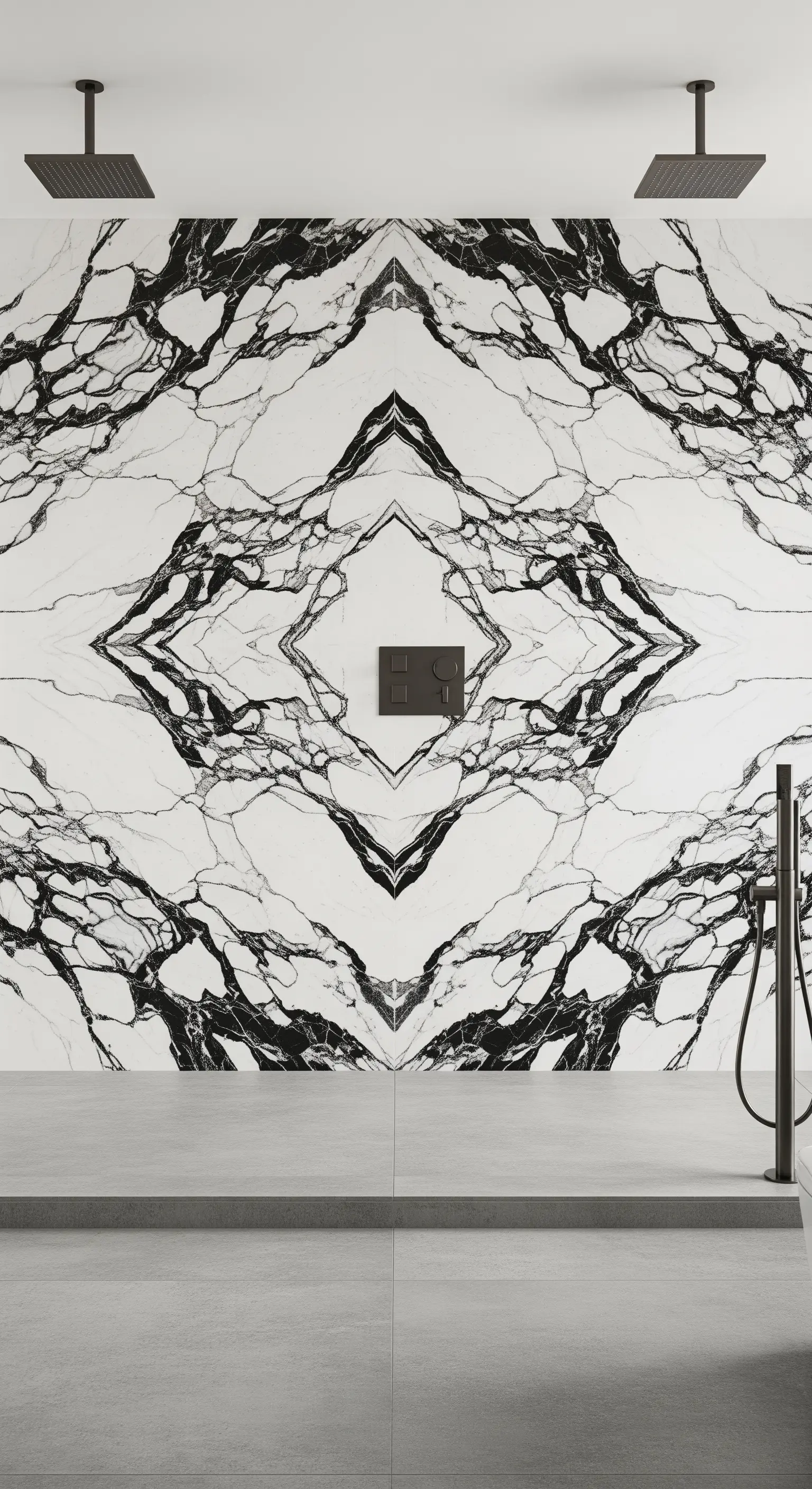 Walk-in-Dusche mit einer Wand aus zwei gespiegelten, schwarz-weiß gemusterten Marmorplatten