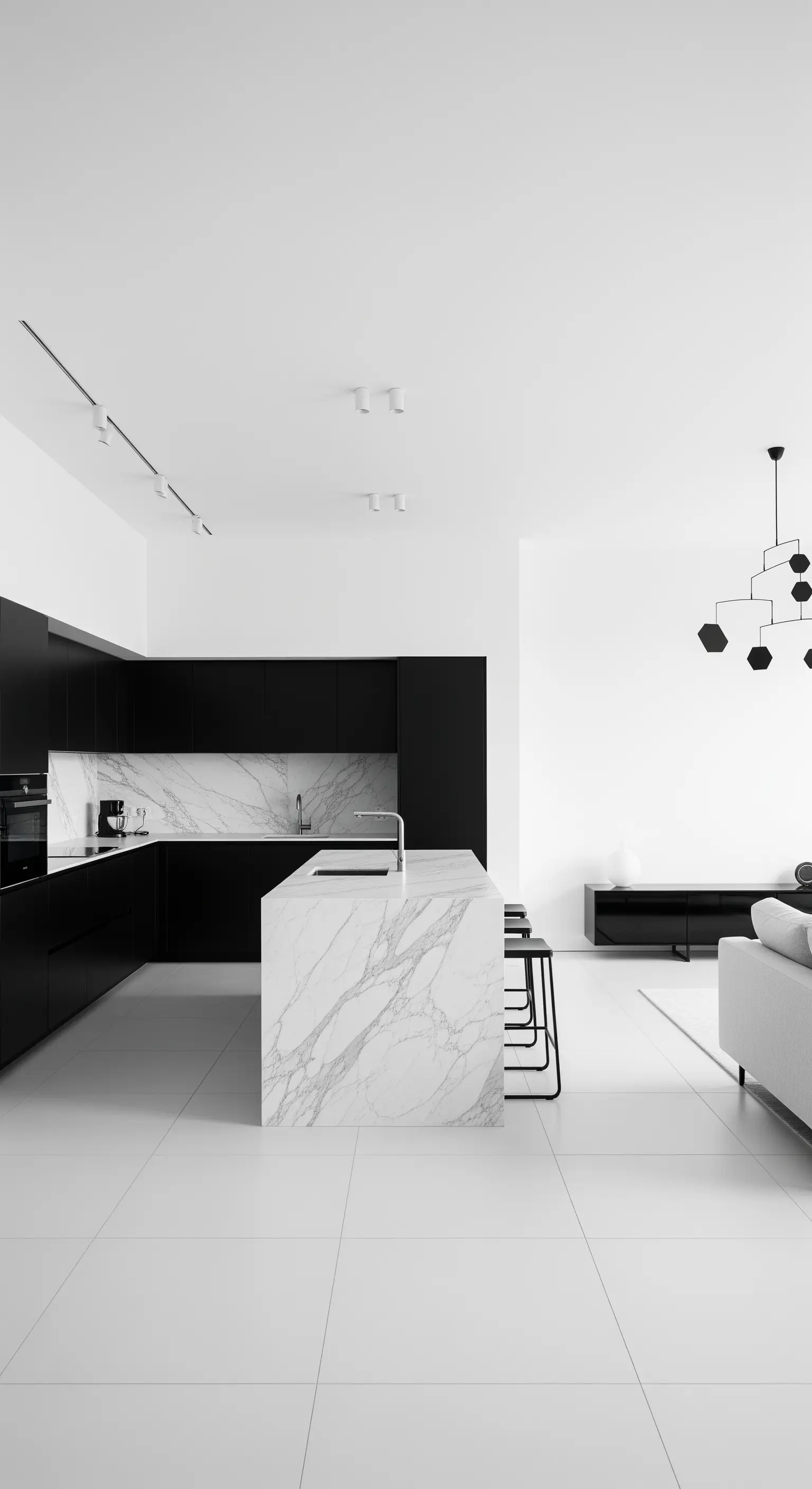 Schwarz-weiße Küche mit einer dominanten Kücheninsel aus stark gemasertem Marmor.