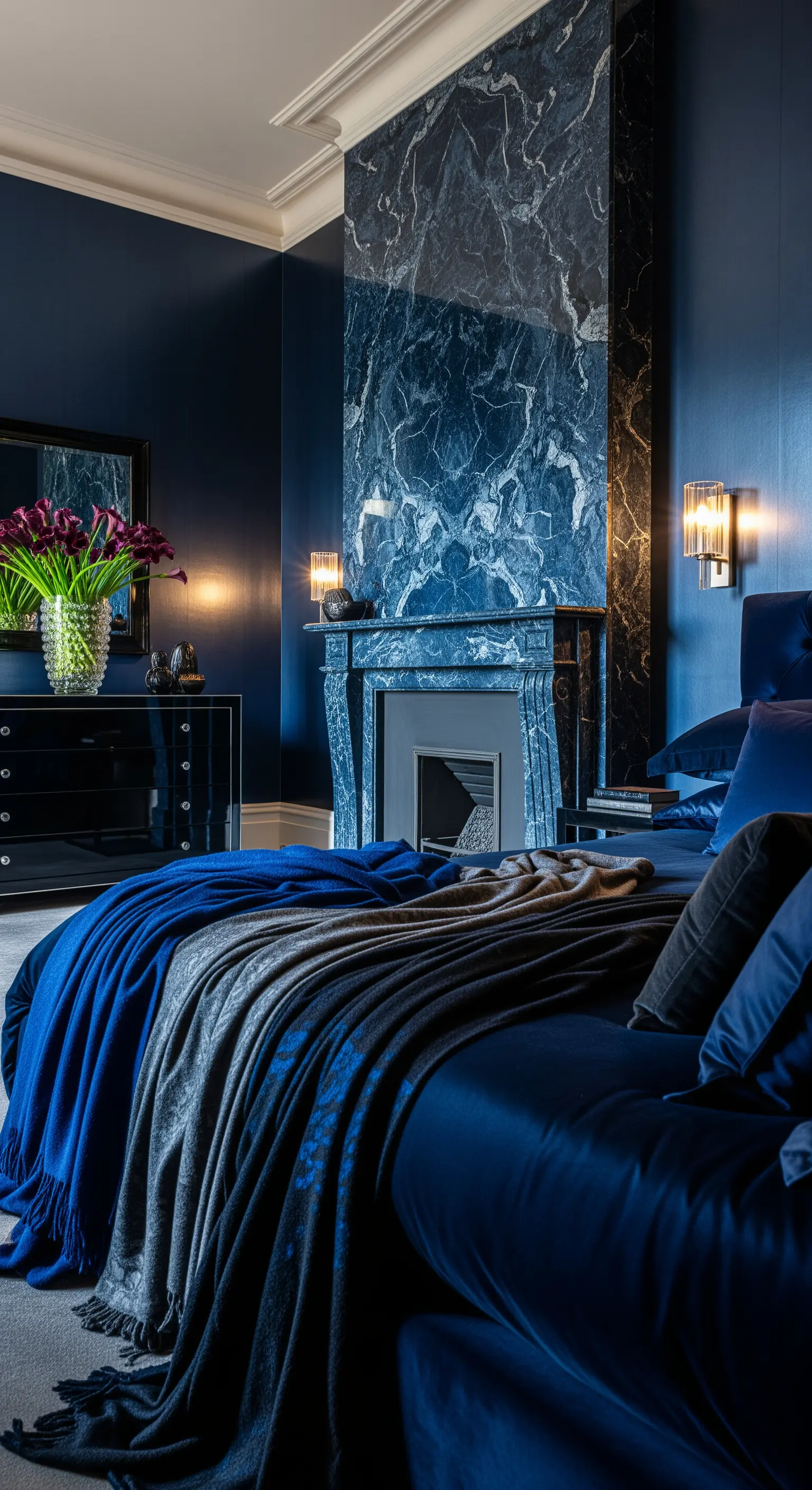 Nachtblaues Schlafzimmer mit Marmor-Kamin und Wandverkleidung