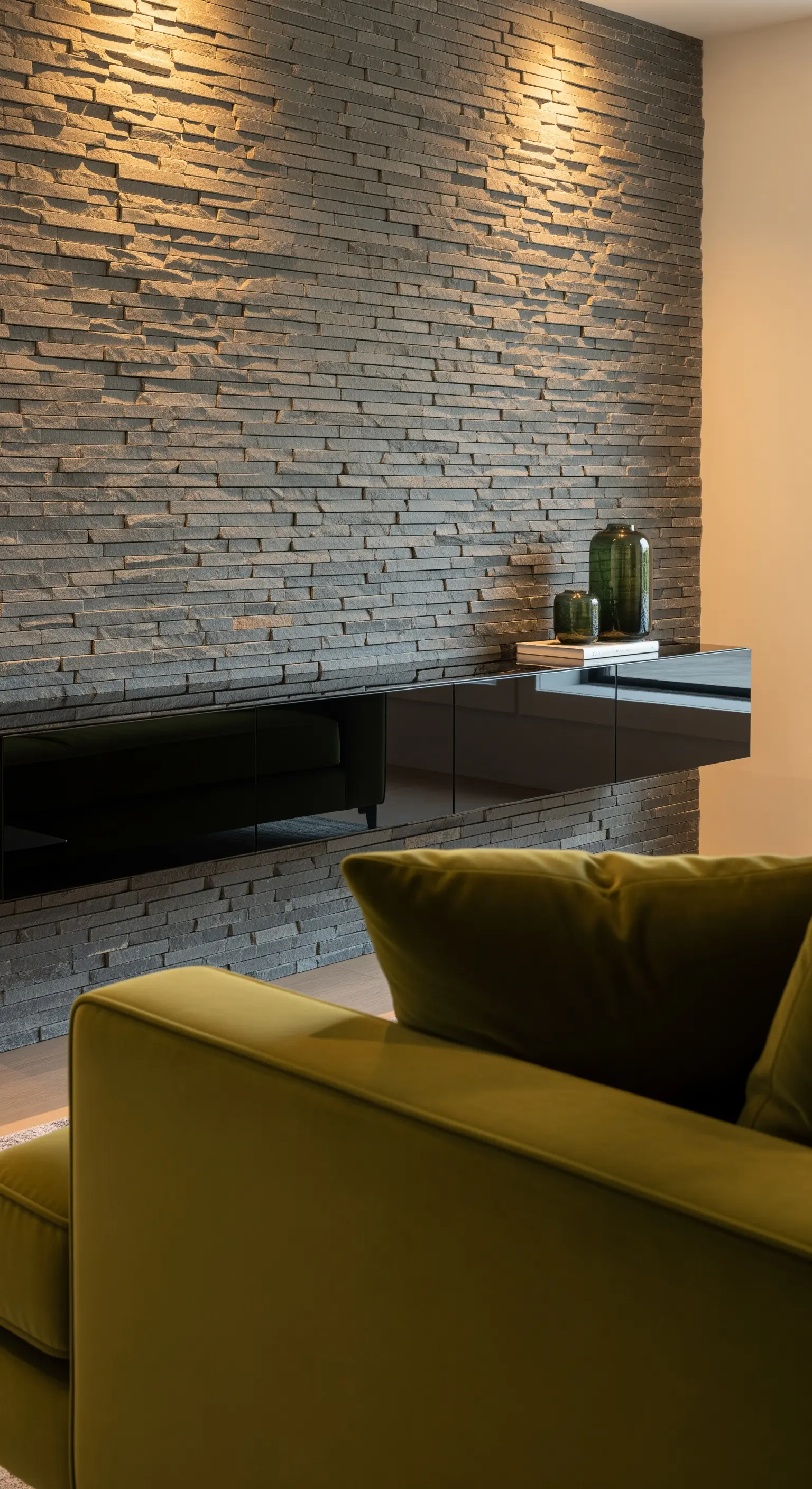 Schwarzes schwebendes Hochglanz-Sideboard, montiert an einer dunklen, stark strukturierten Schieferwand.