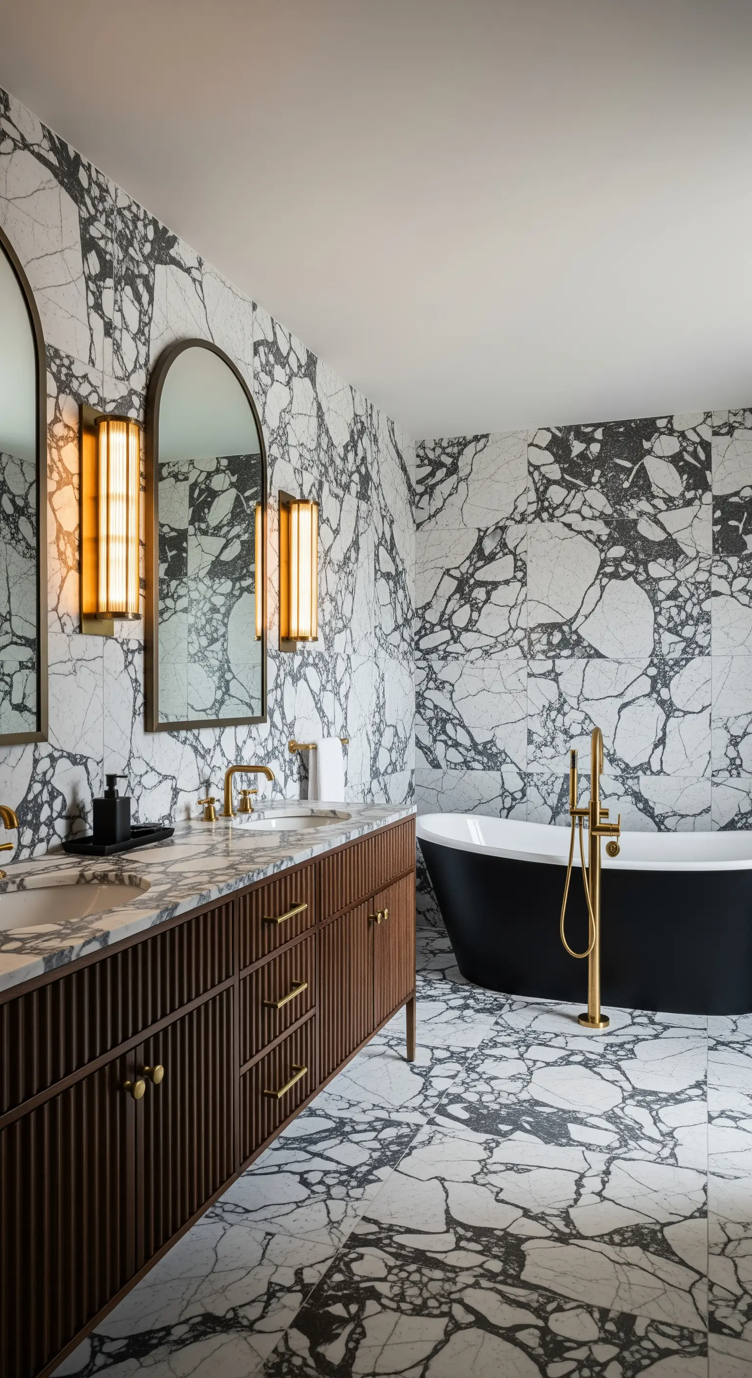 Badezimmer mit dramatischem schwarz-weißem Marmor an Wänden und Boden und Holzwaschtisch.