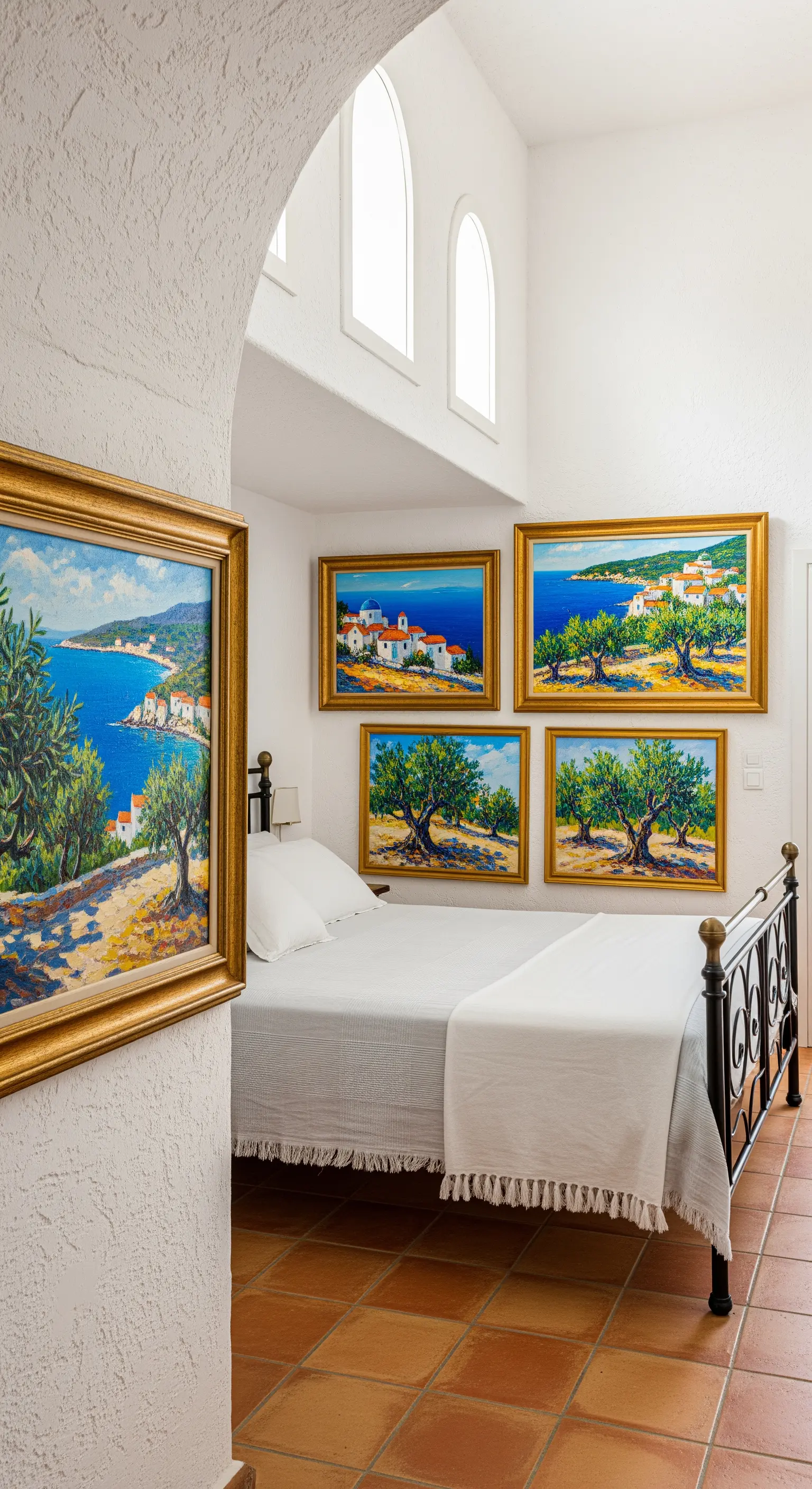 Mediterranes Schlafzimmer mit einer Galerie von Küstenlandschaften in Goldrahmen.