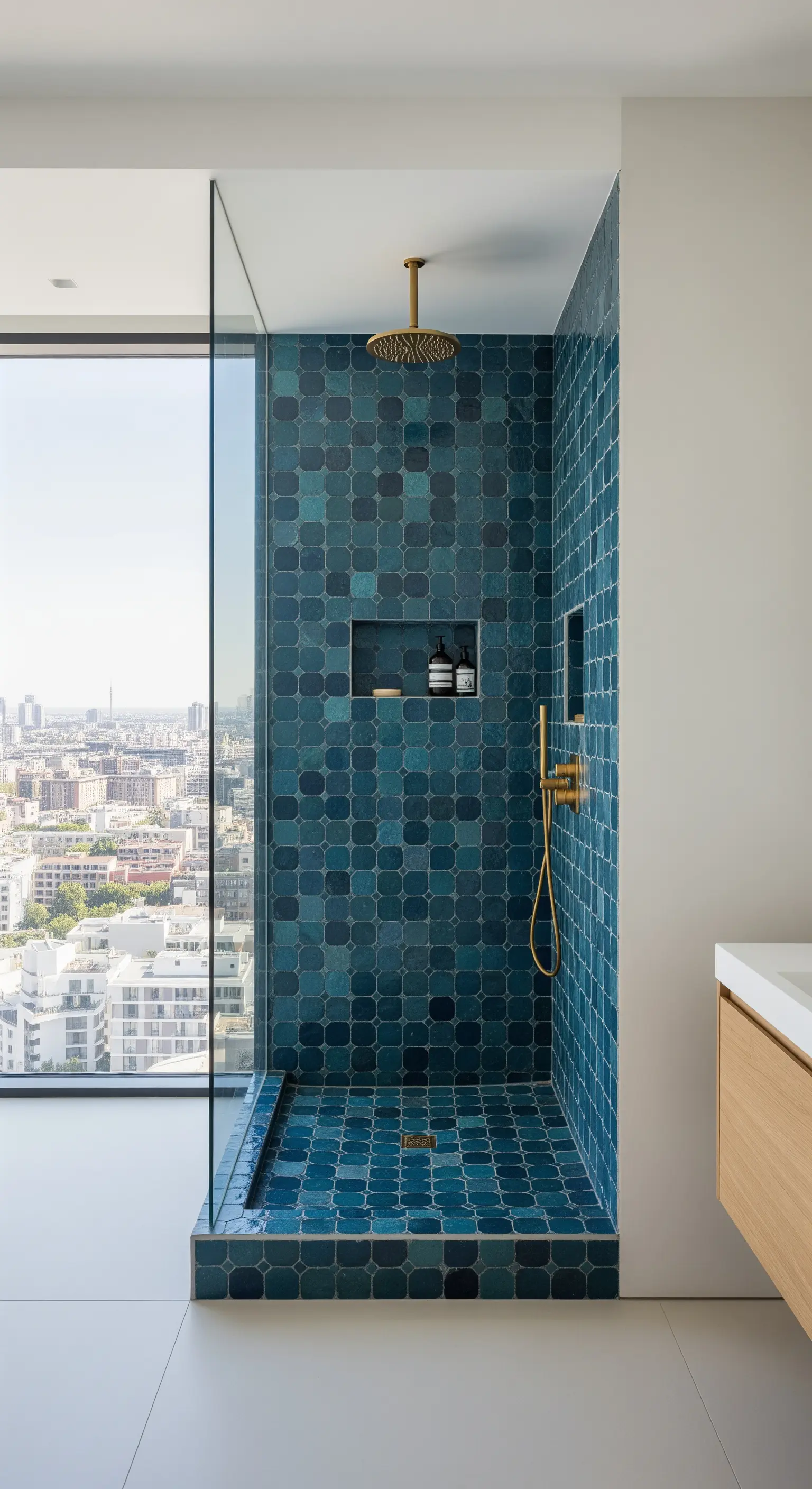 Walk-in-Dusche mit blaugrünen, handgefertigten Kacheln und Messing-Armaturen.