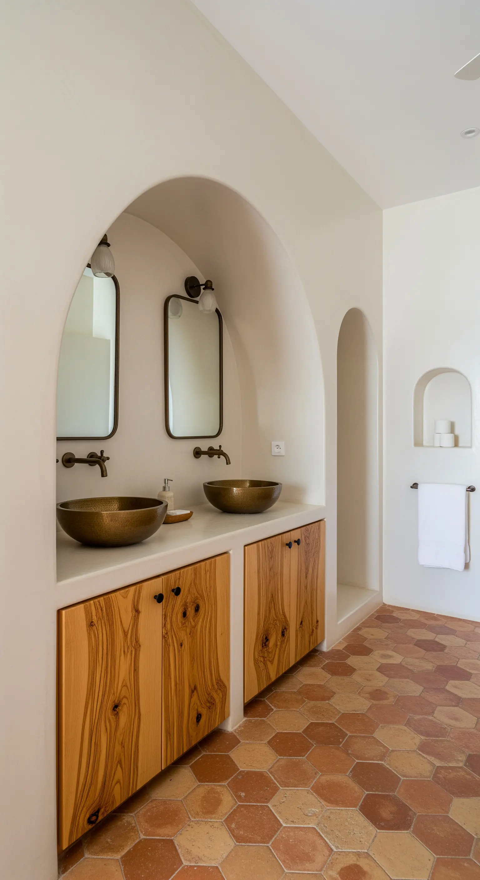 Waschtisch aus Olivenholz in einer gemauerten Nische mit Terrakotta-Bodenfliesen.