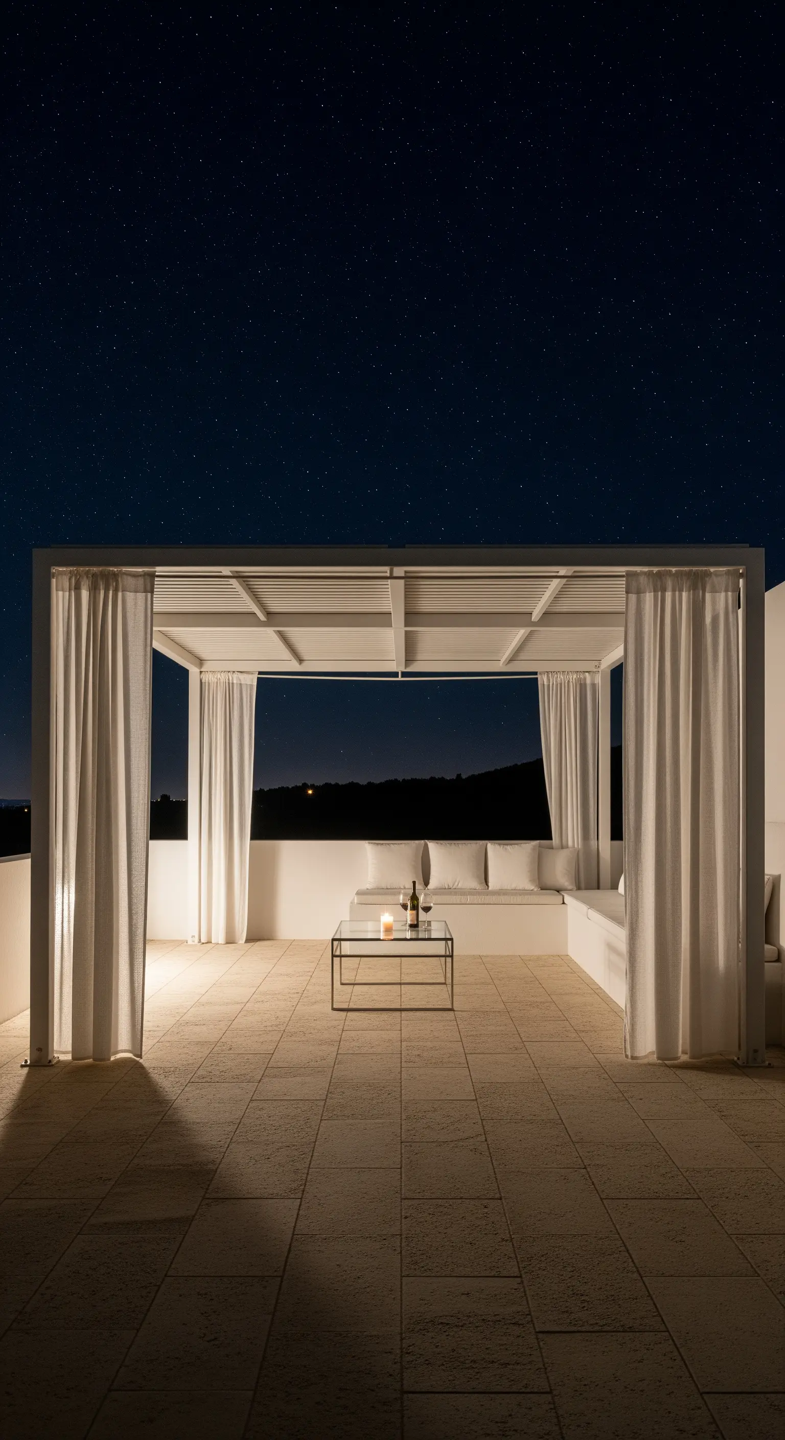 Dachterrasse, weiße Pergola, Vorhänge, Lounge-Möbel, Kerze