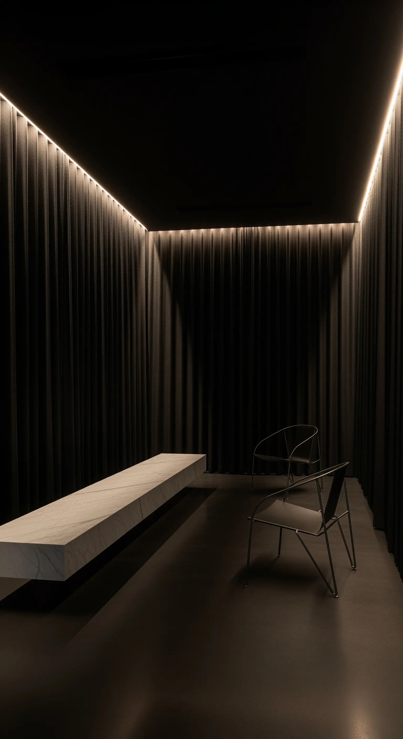 Minimalistischer Raum mit dunklen Vorhängen, LED-Lichtlinien und Marmorbank