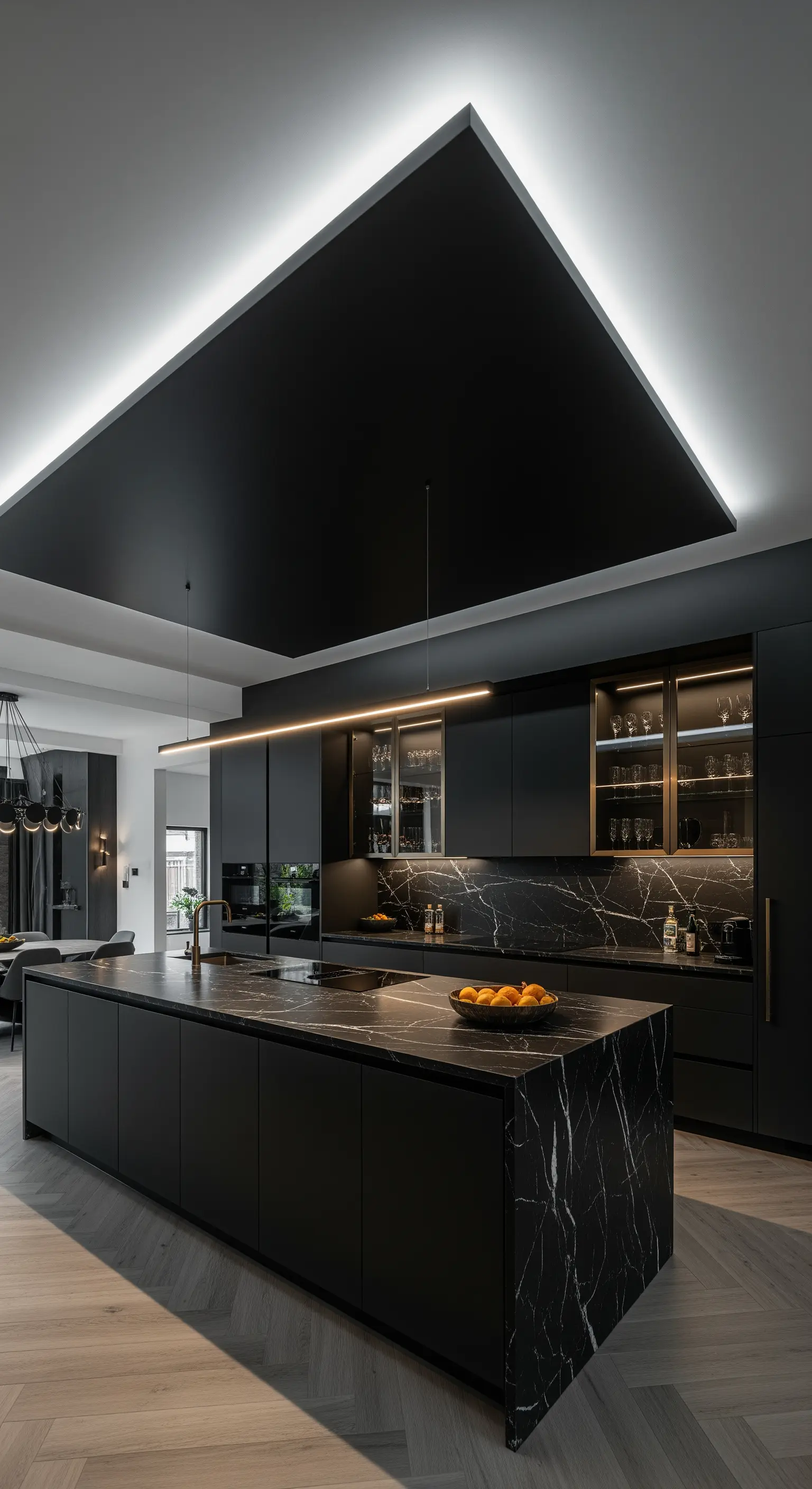 Moderne Küche mit schwarzer Deckeninsel, indirekter Beleuchtung und schwarzer Marmorinsel