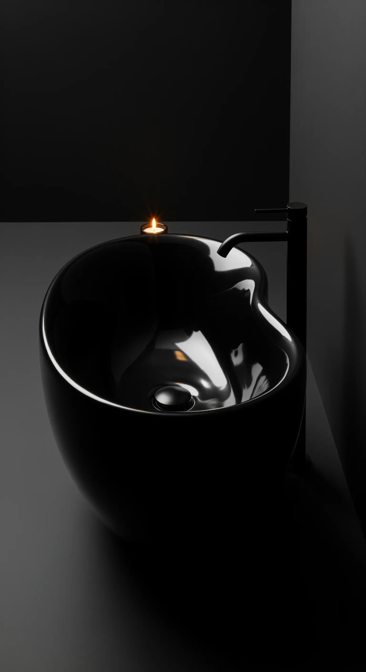 Hochglänzendes schwarzes Waschbecken, einzelne Kerze, dunkle minimalistische Umgebung