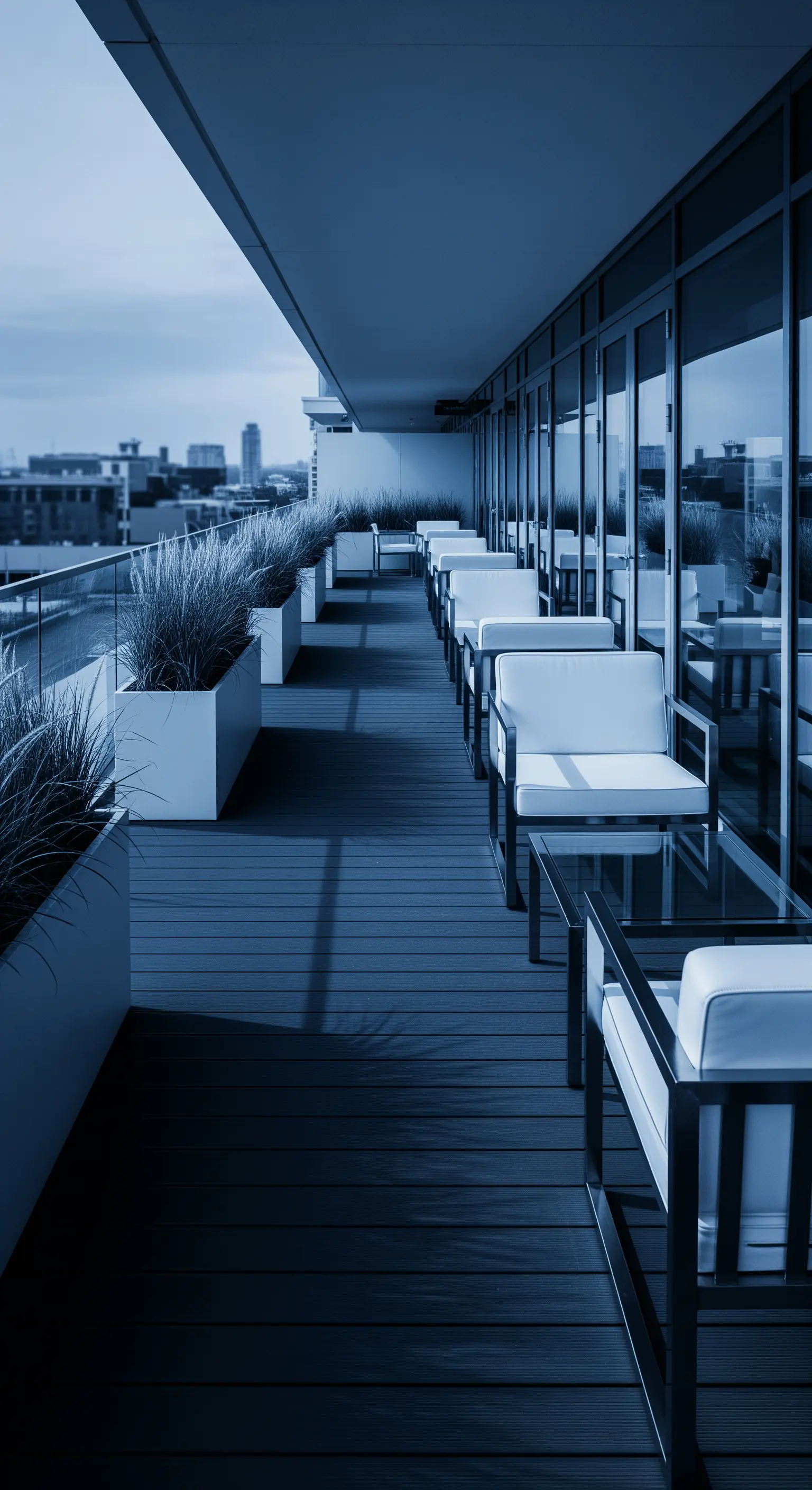 Minimalistische Urban-Veranda in Nachtblau mit schlanken Möbeln und Gräsern