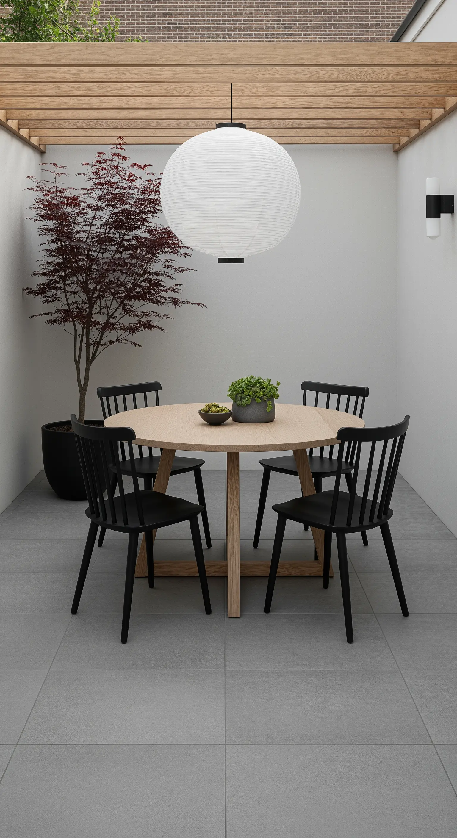 Japandi Essbereich im Freien mit rundem Holztisch, schwarzem Stühlen, Papierlaterne
