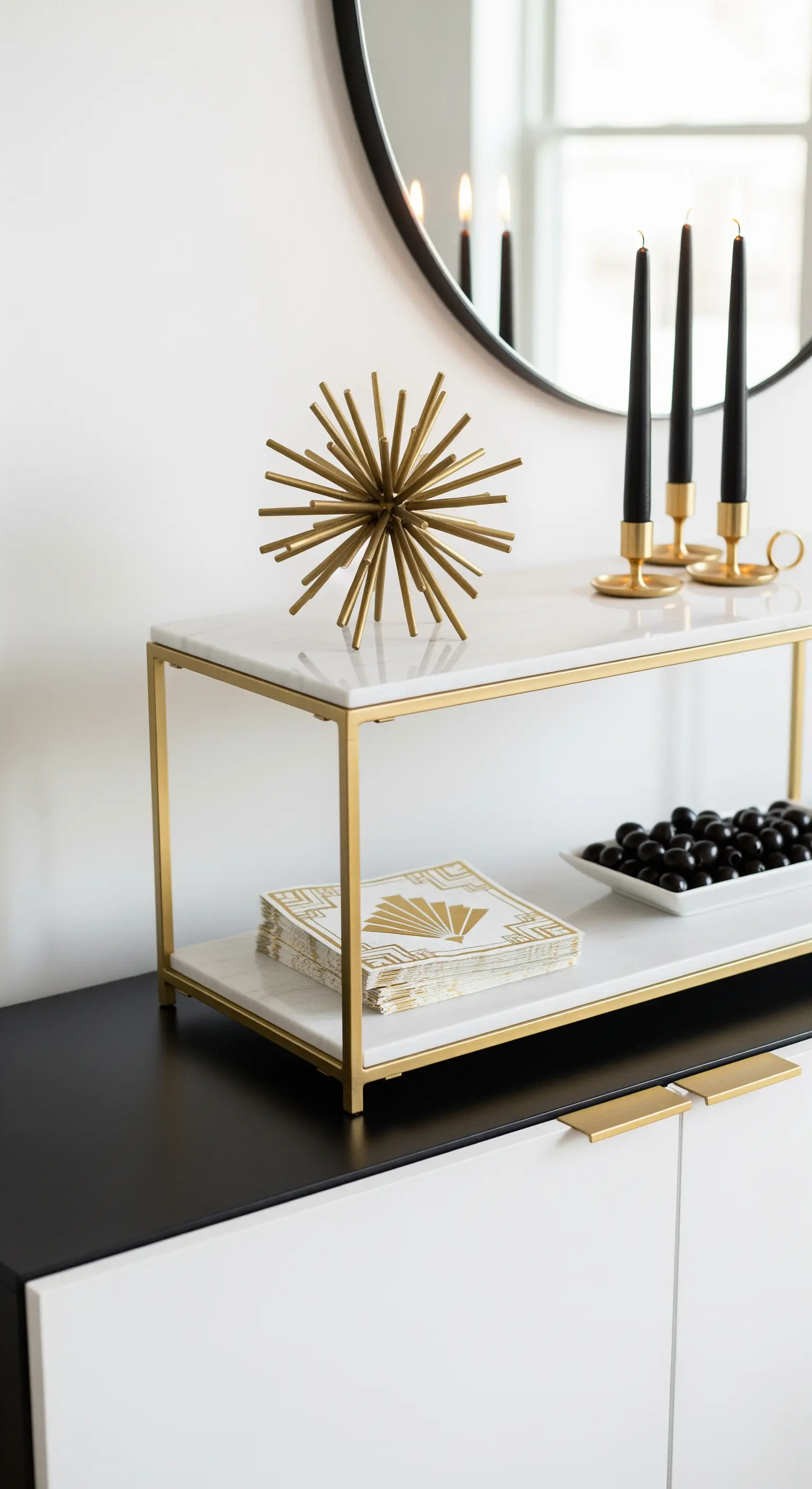 Moderne Konsole in Weiß und Gold mit schwarzer Deko für Silvester.