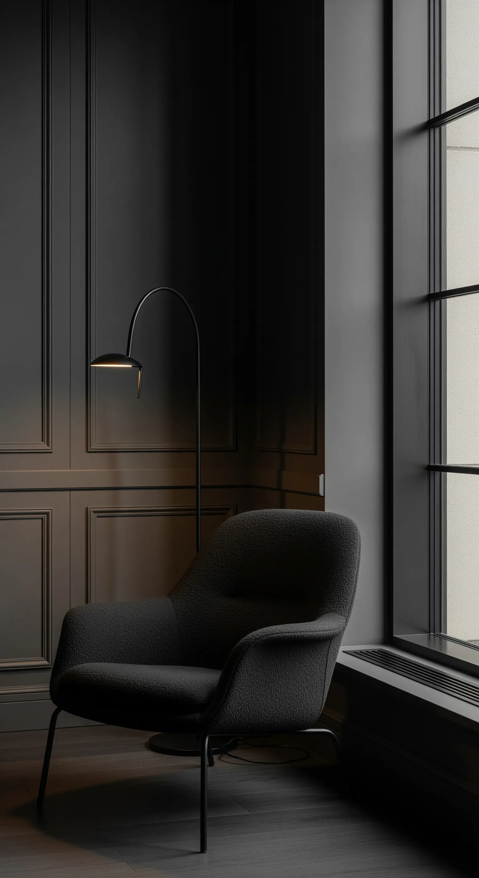 Minimalistischer Lesebereich mit dunklem Sessel, Bogenleuchte und Wandpaneelen