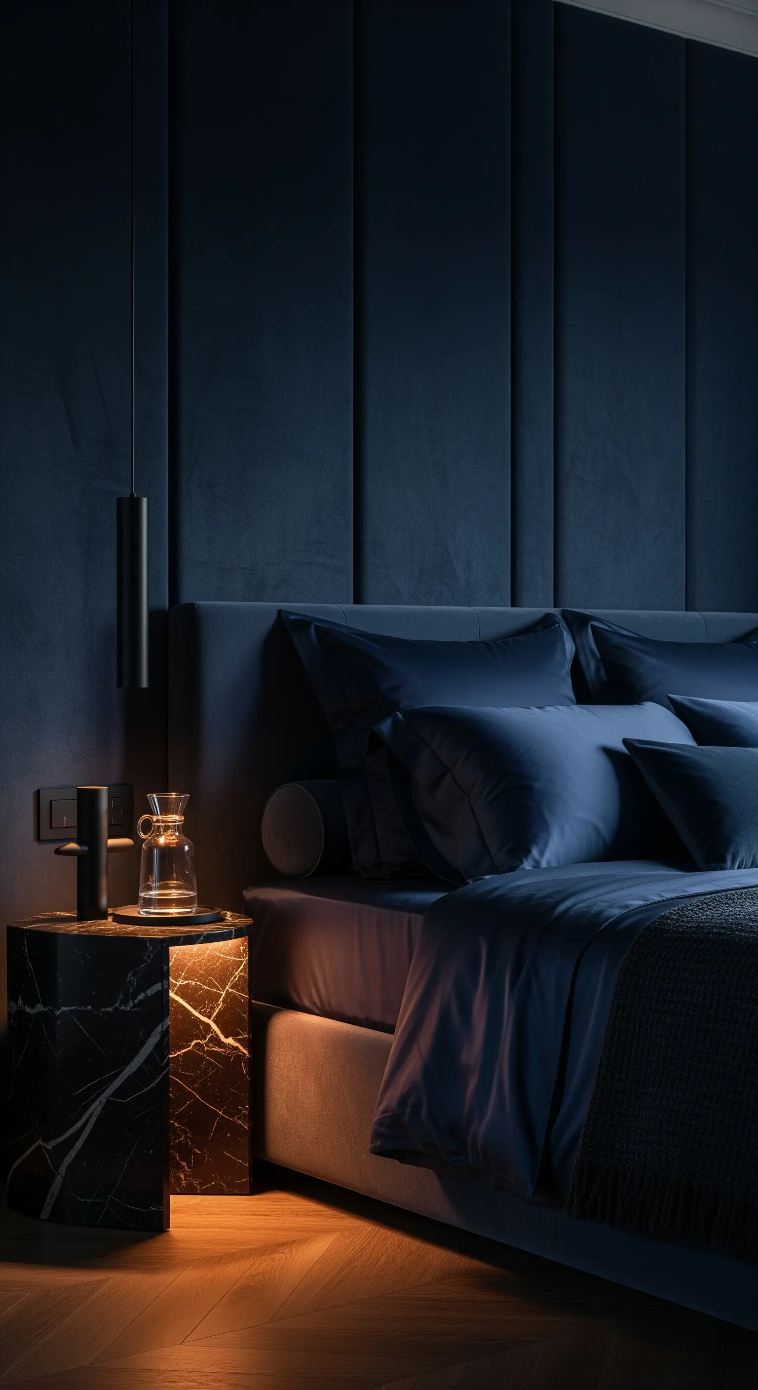 Beleuchteter Marmor-Nachttisch in nachtblauem Schlafzimmer