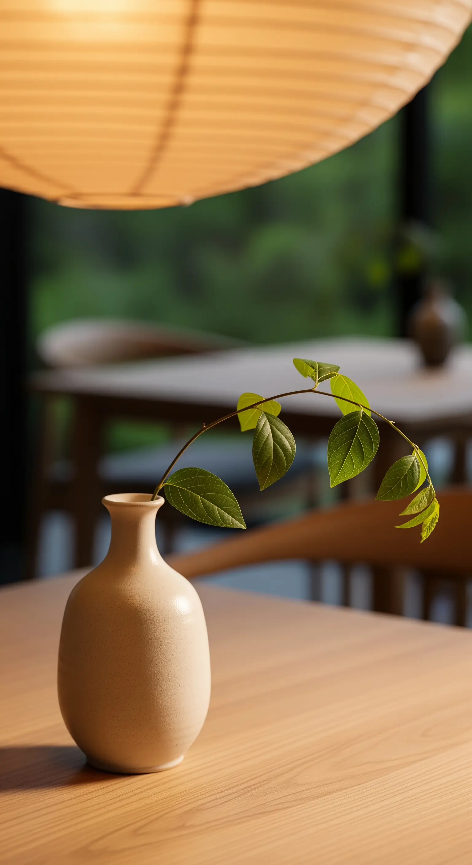 Einzelner Zweig, Keramikvase, Papierlaterne, Japandi Tischdeko