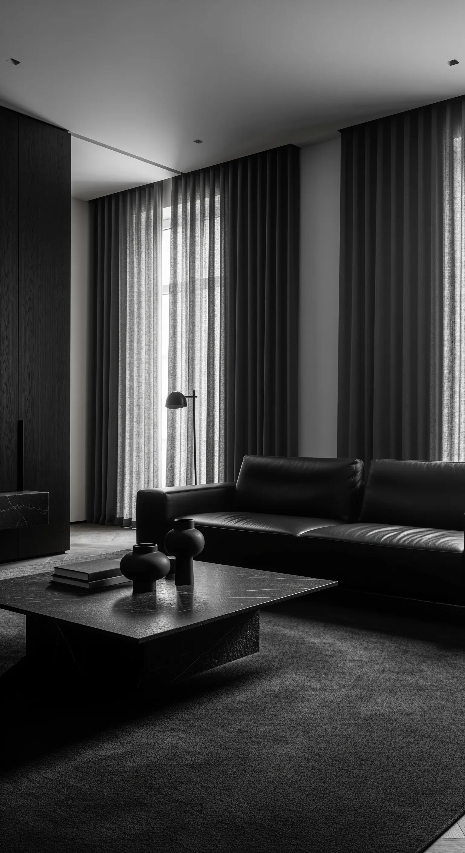 Minimalistisches Wohnzimmer in Schwarz-Grau mit Ledersofa, Marmortisch und Vorhängen