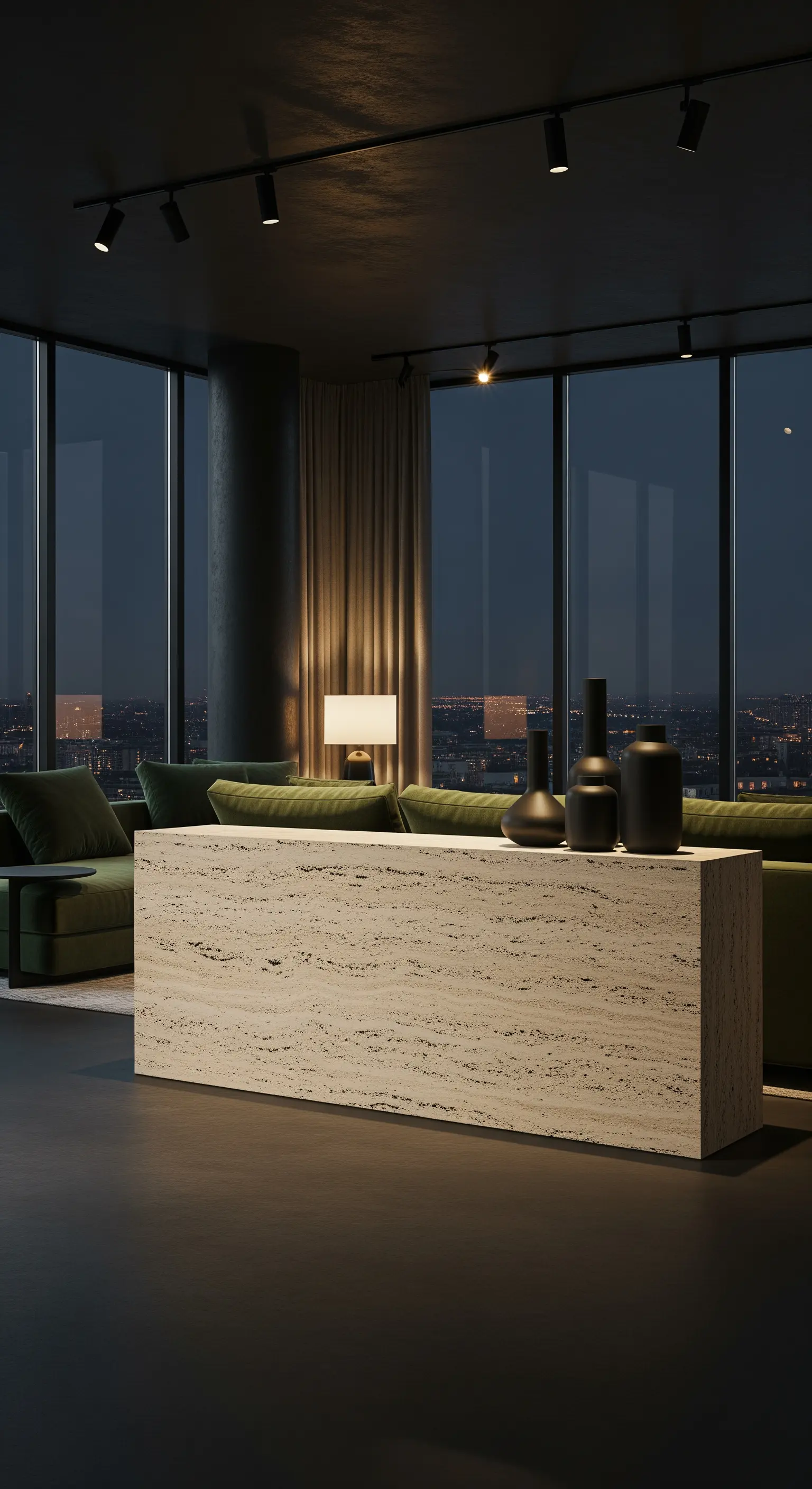 Helle Travertinkonsole in einem dunklen, modernen Wohnzimmer mit Stadtblick
