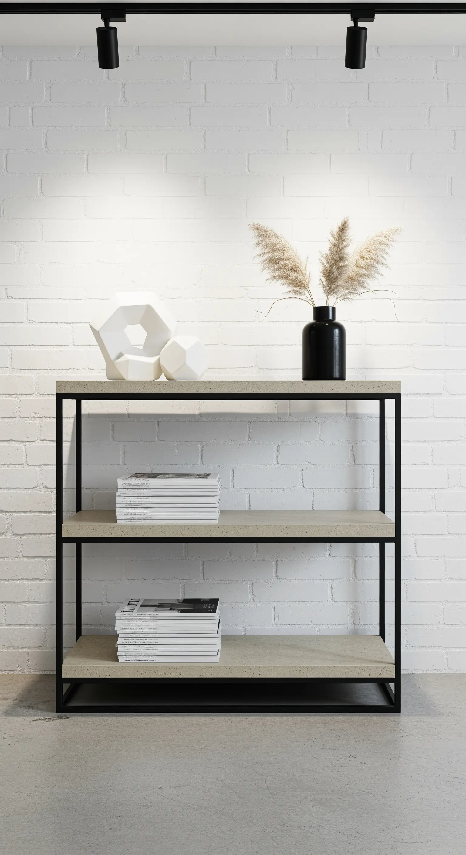 Modernes, dreistöckiges Regal mit schwarzem Metallrahmen und minimalistischer Deko vor einer weißen Ziegelwand.