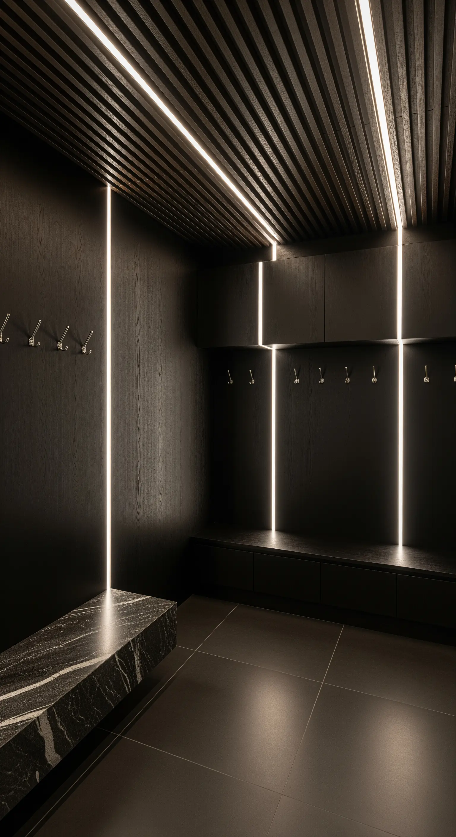 Dunkle Garderobe mit Holzpaneelen, vertikalen Lichtleisten und Marmorbank