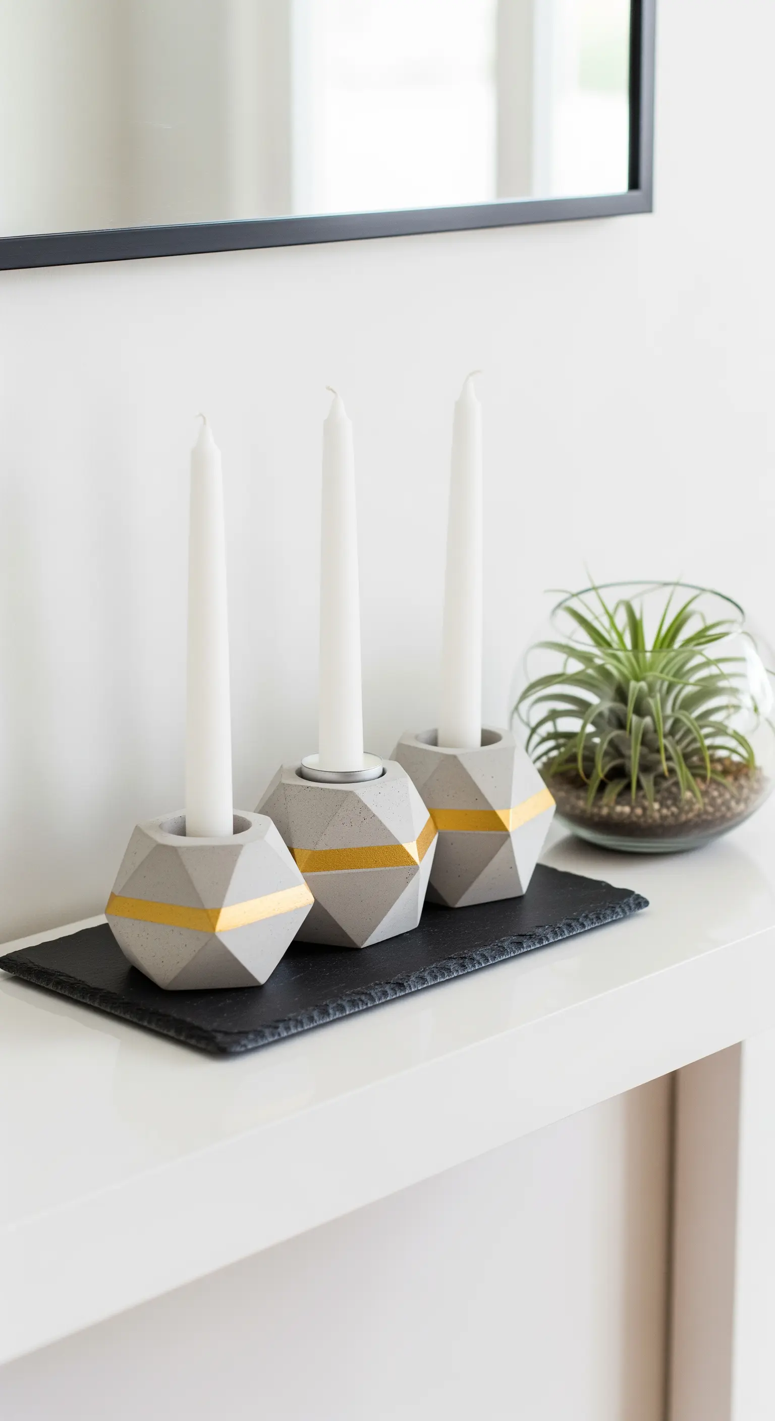 DIY-Kerzenhalter aus Beton mit geometrischen Formen und goldenen Akzenten.