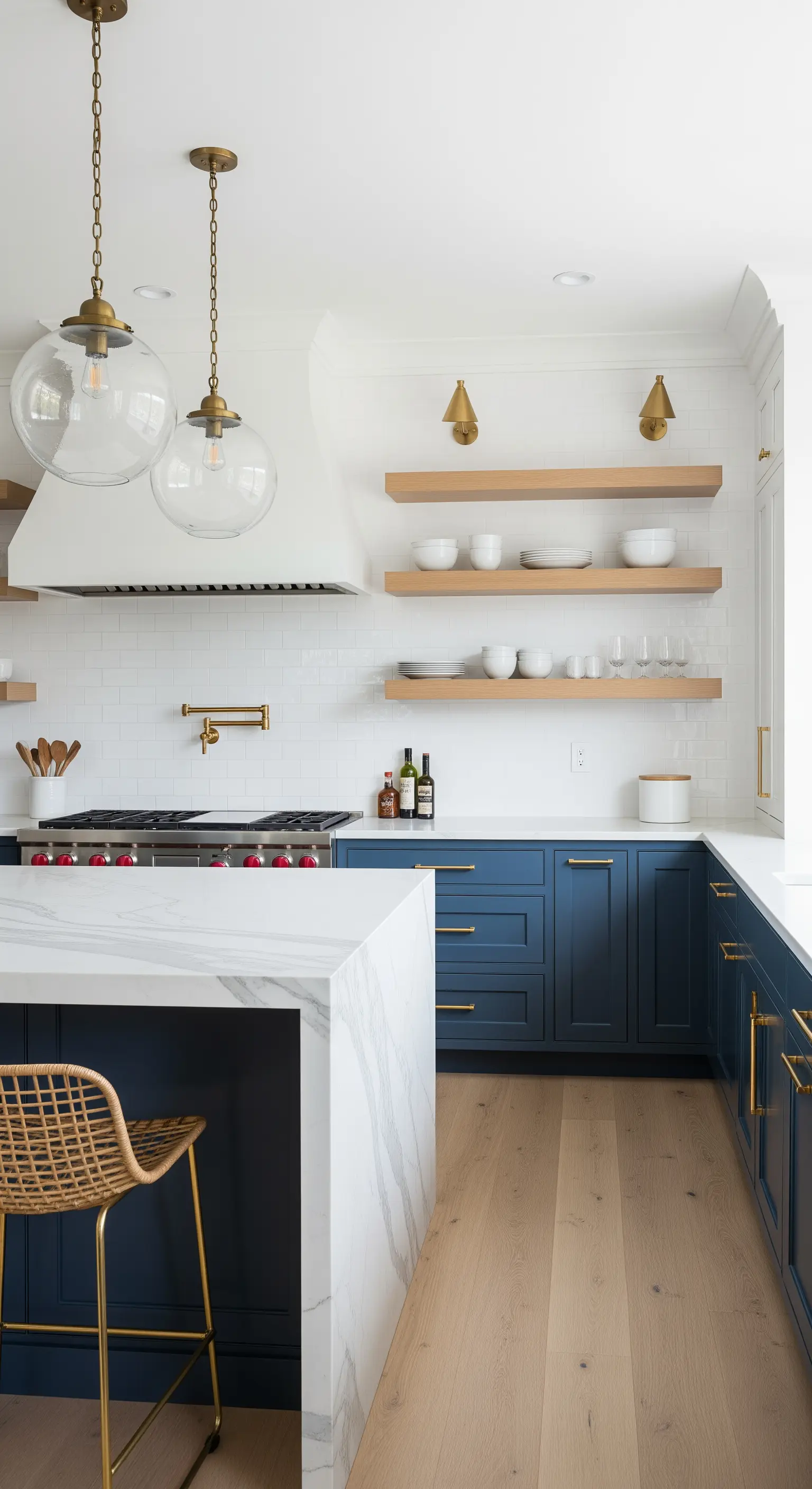 Moderne Küche mit marineblauen Schränken, Marmorinsel und goldenen Akzenten