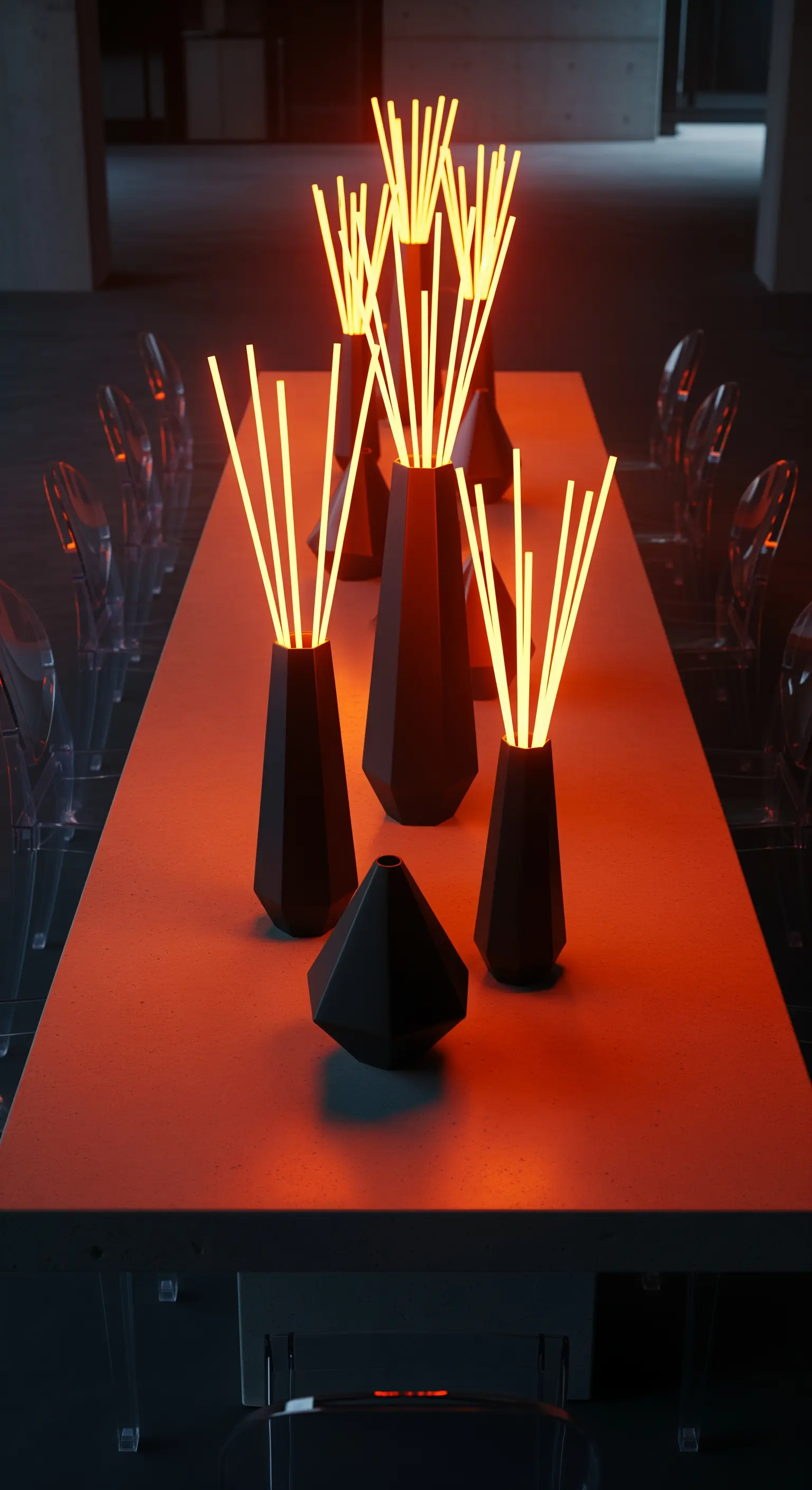 Futuristische Halloween Tischdeko mit geometrischen Vasen und leuchtenden Stäben