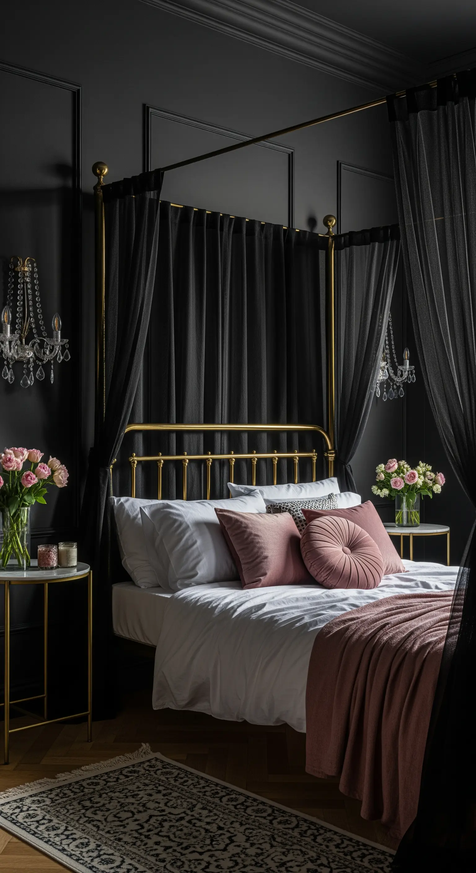 Schlafzimmer mit schwarzer Wand, goldenem Himmelbett und rosa Samtkissen