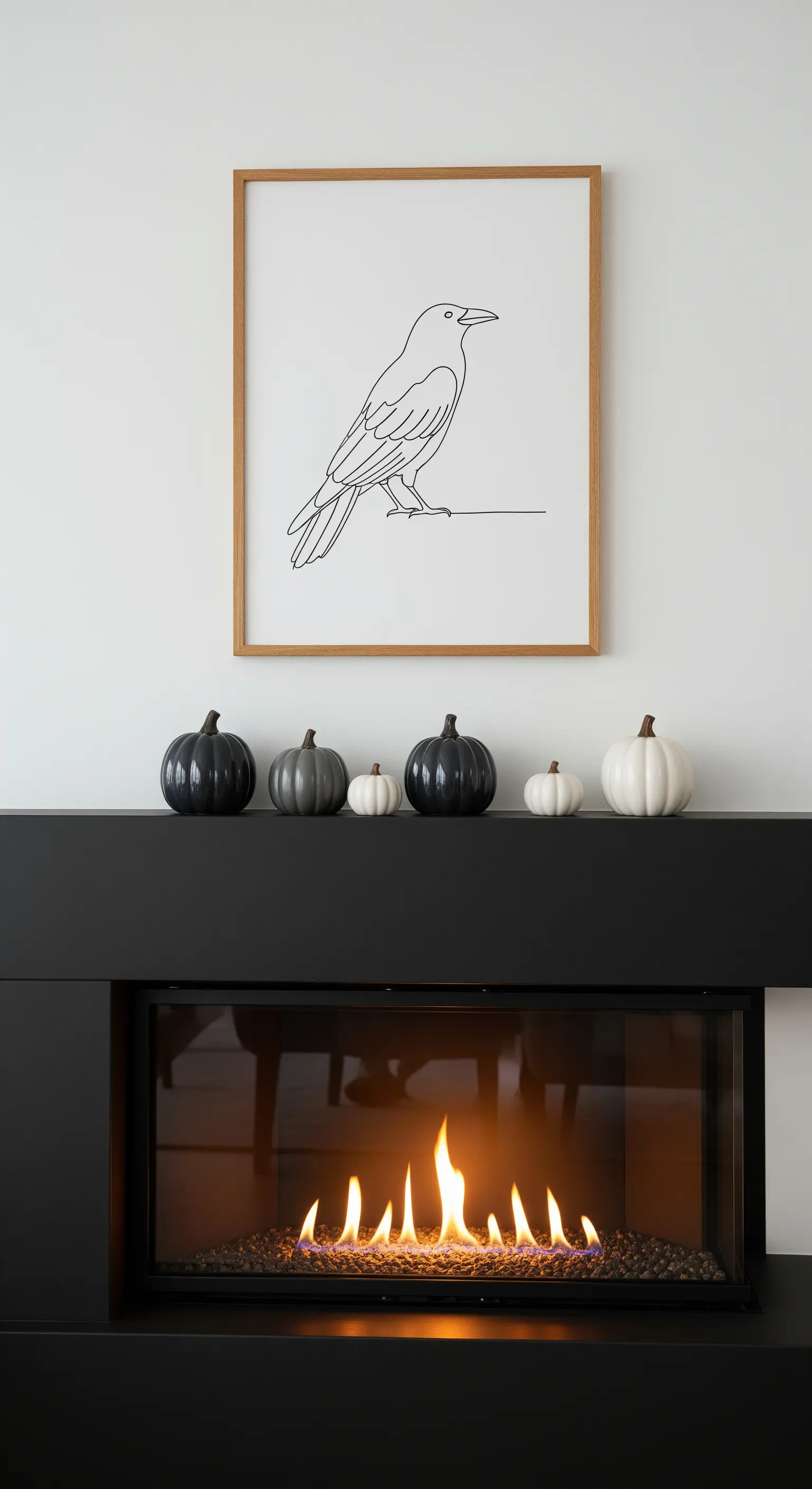 Kaminsims mit schwarzen, grauen und weißen Kürbissen und gerahmtem Bild