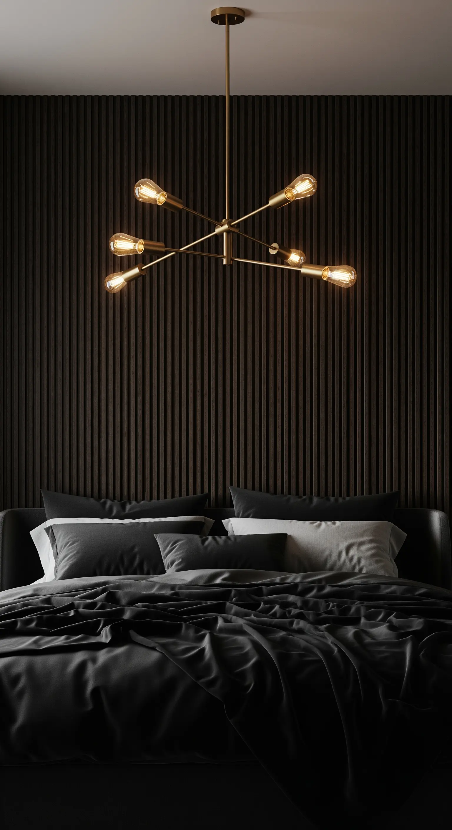 Holzlamellen, Messing-Kronleuchter, dunkle Bettwäsche