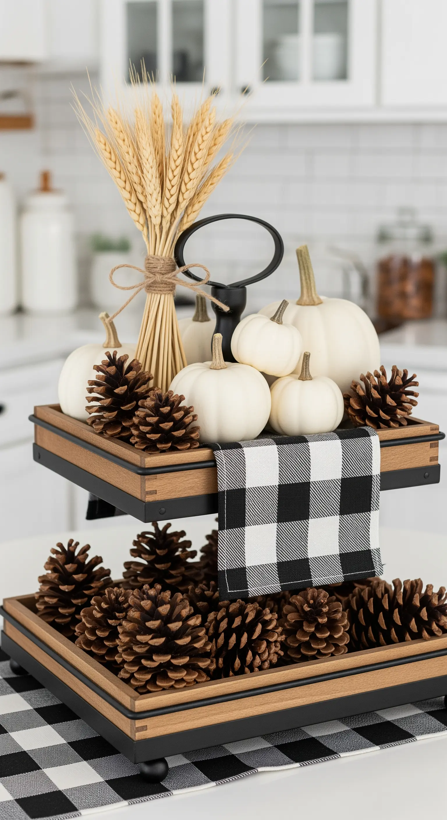 Moderne quadratische Etagere mit weißen Kürbissen, Zapfen und Weizen.